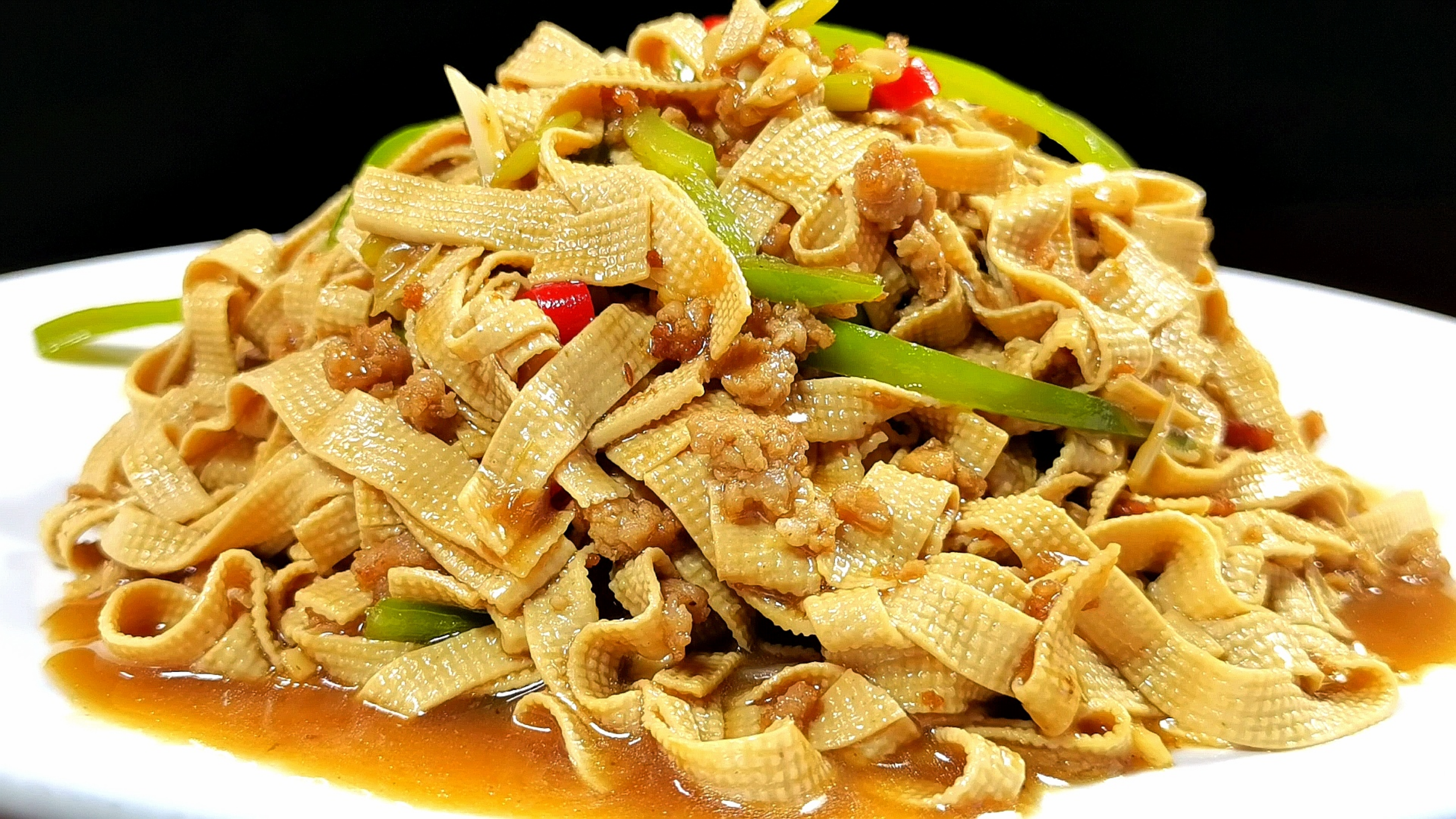 家常烧豆腐皮的做法,多加这一步,豆腐皮鲜香入味,软嫩又多汁