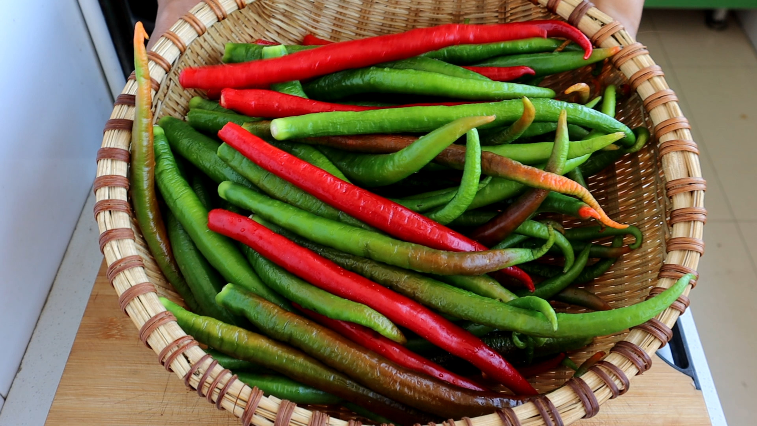 买5斤辣椒做辣椒酱，香辣味十足，好吃又下饭，方法超简单