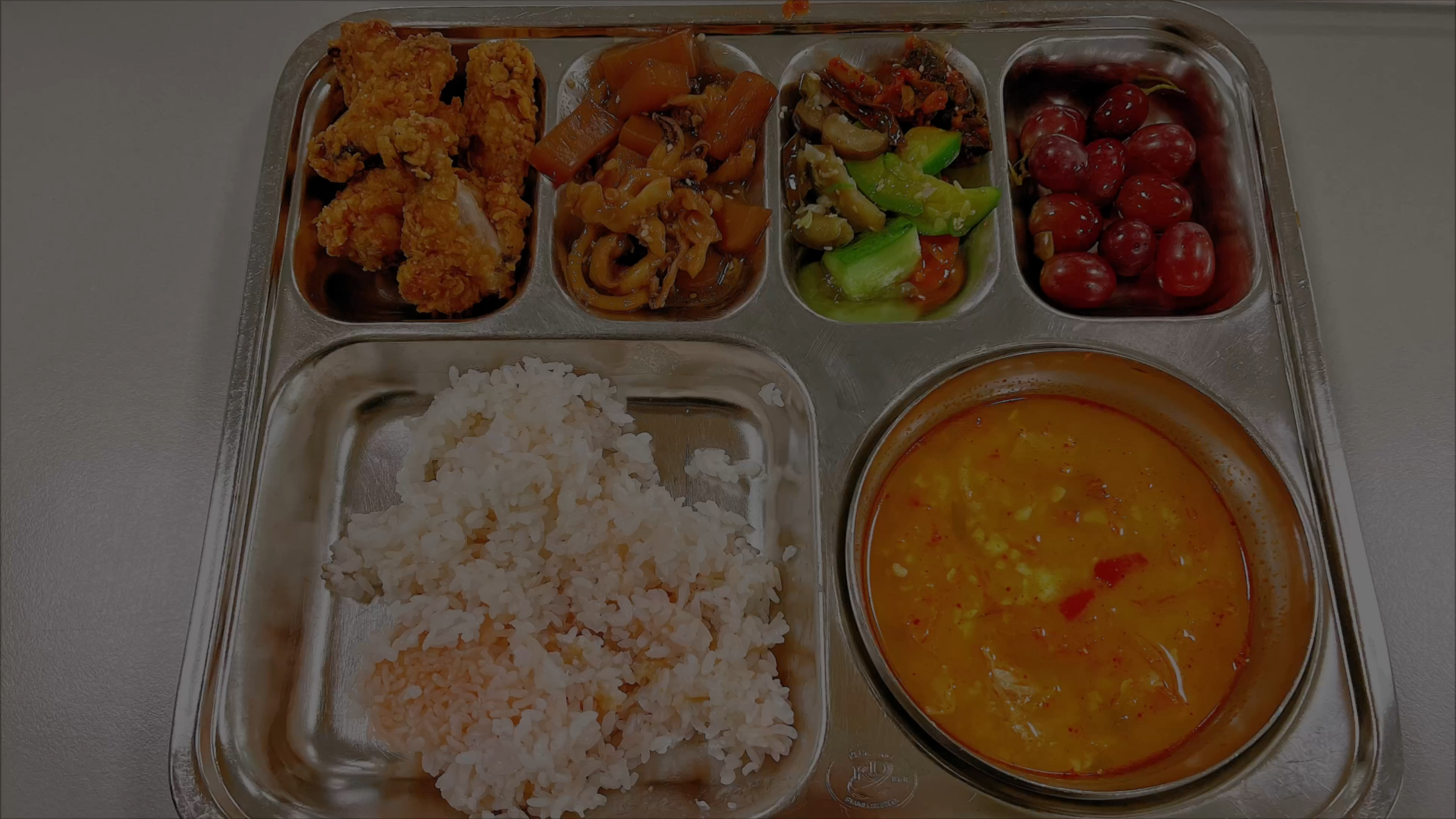 今天是校存炸鸡,由于大力宣传,还被食堂大妈加了肉