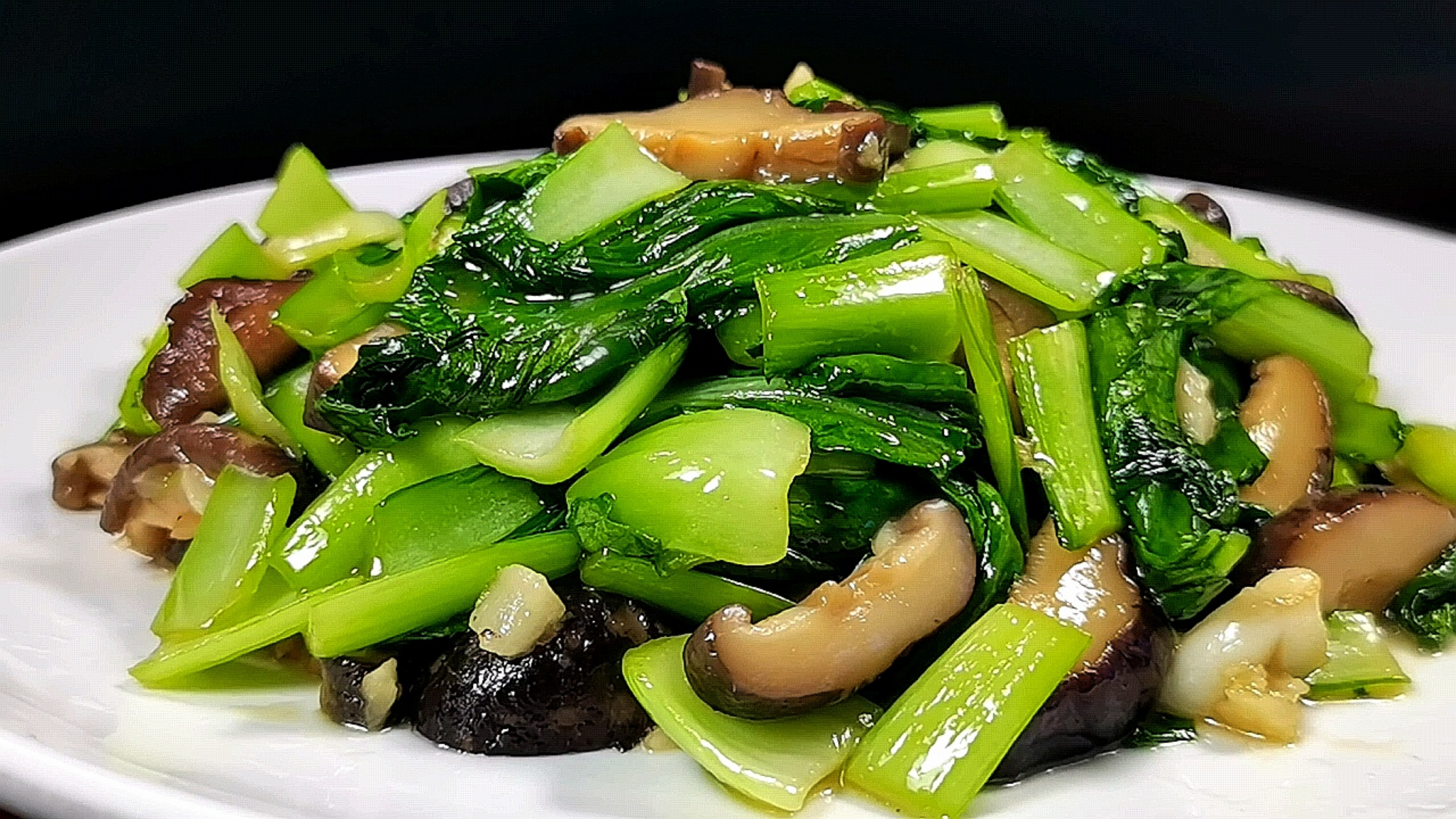 香菇青菜怎么炒好吃,掌握技巧,清脆爽口又入味,营养低脂更健康