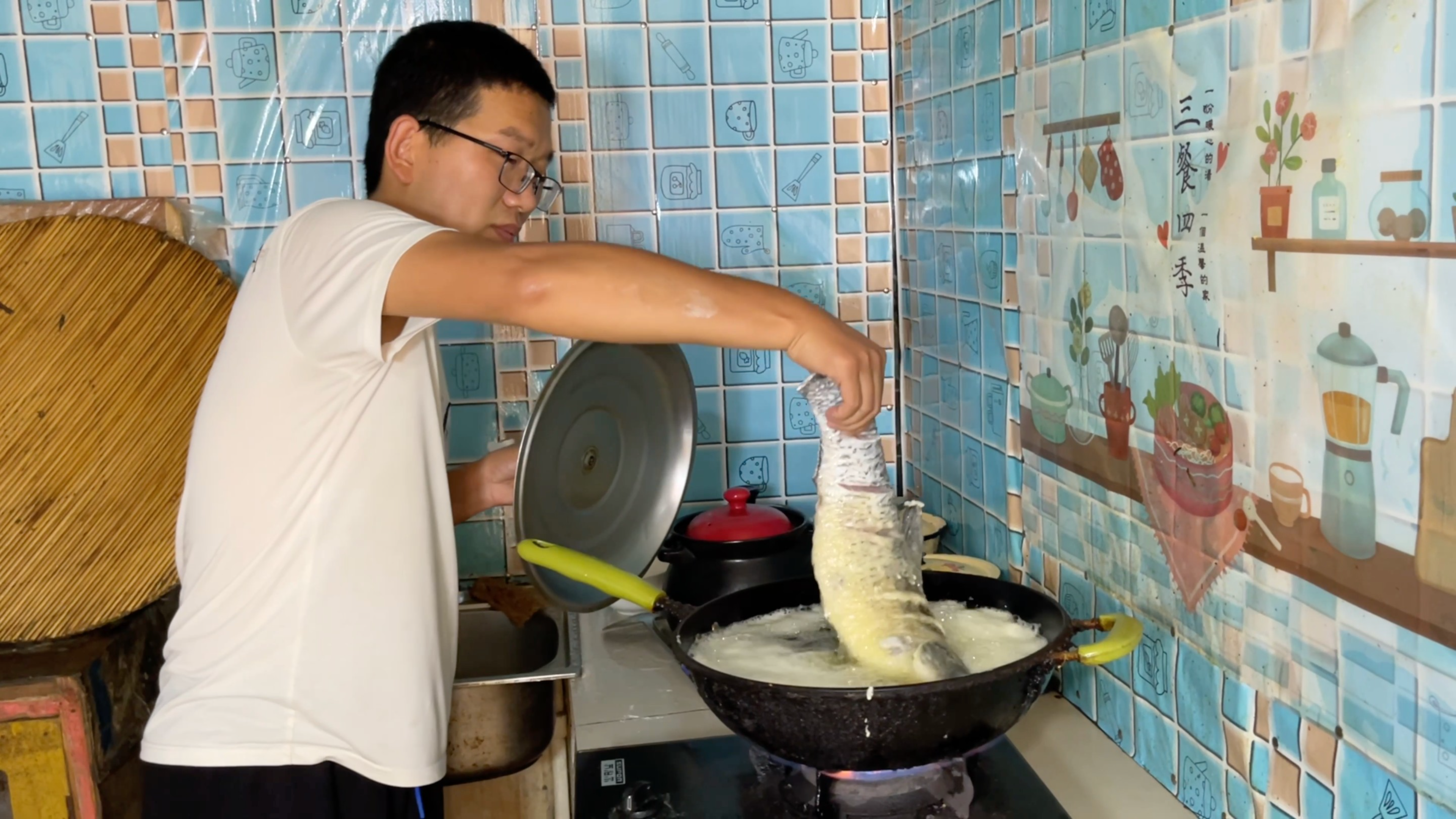 静静怕做饭翻车,小忆下厨红烧整条大青鱼,二宝翘头看看啥情况?