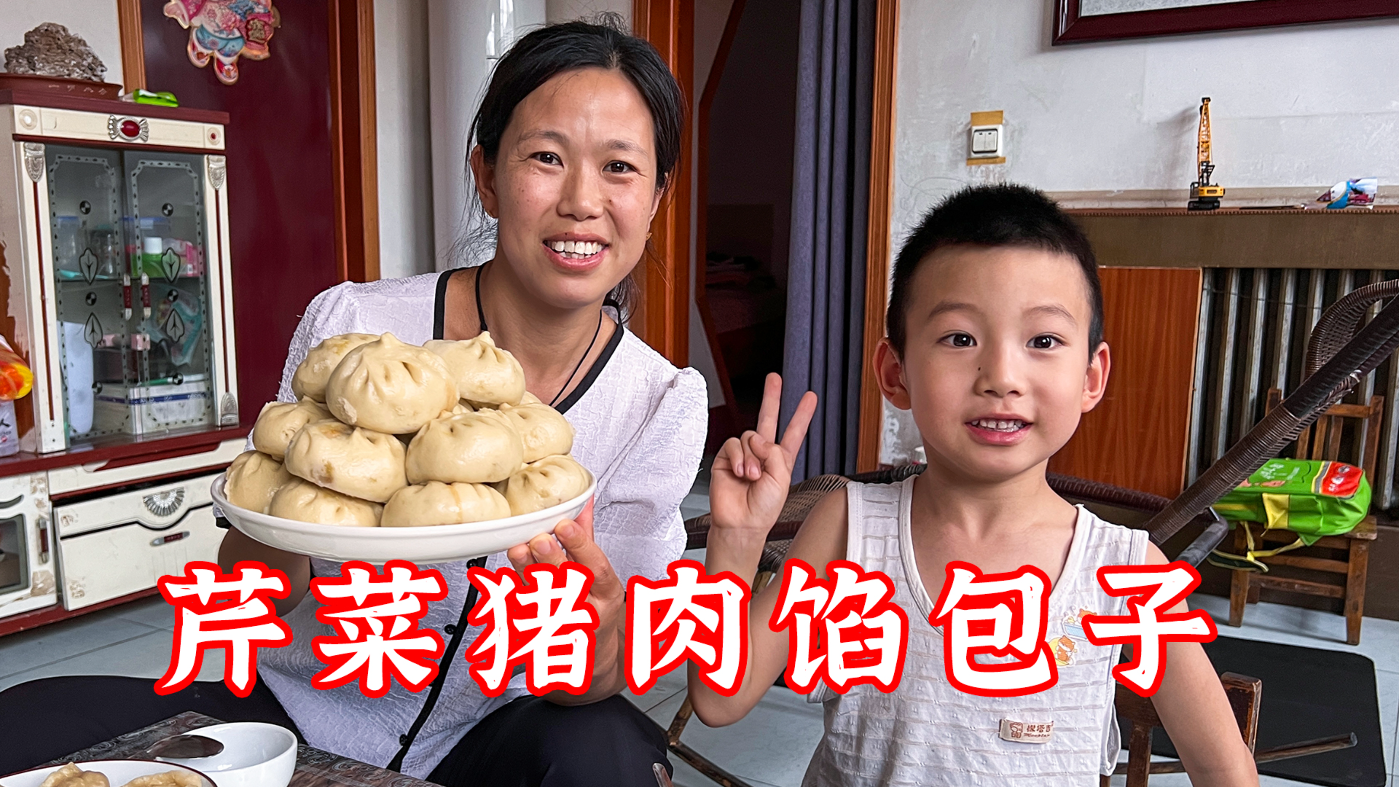 芹菜猪肉馅包子真不错，一口咬下去咸香流汁，灌点醋吃太香了