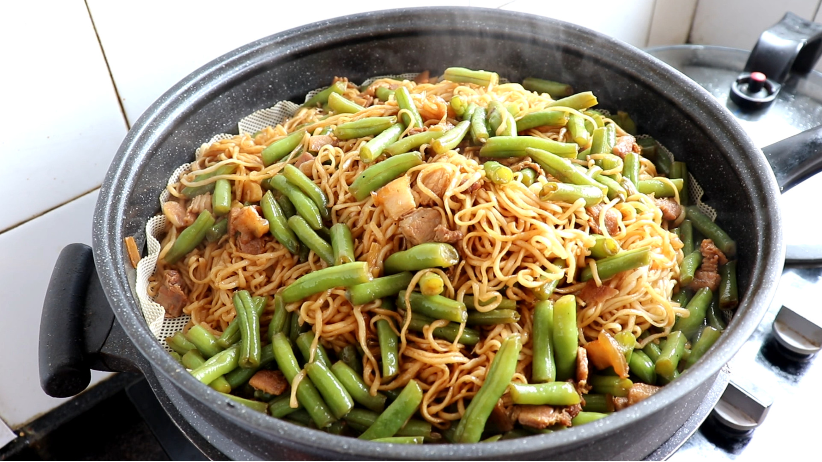 河南蒸面条怎么做才好吃，原来诀窍这么简单，蒸一锅不够吃