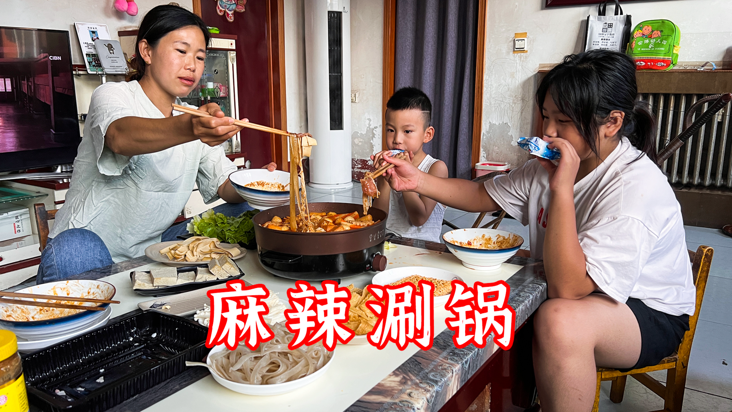 小勇做麻辣涮锅,羊肉卷吃着真不错,各种丸子蔬菜一起涮,吃美了