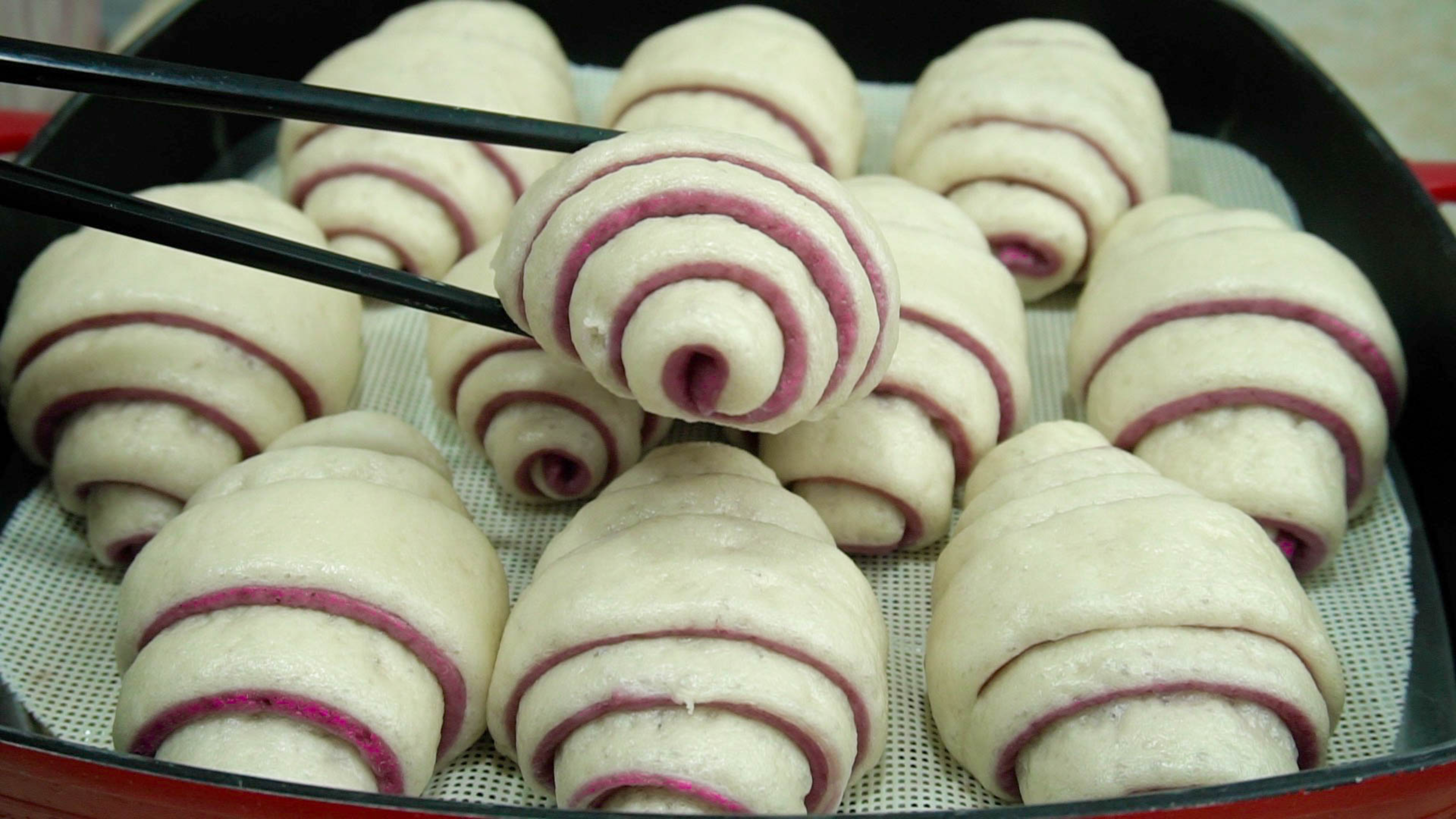 孩子点名吃这锅双色卷,一切一卷就搞定,不用二次醒发,蓬松柔软