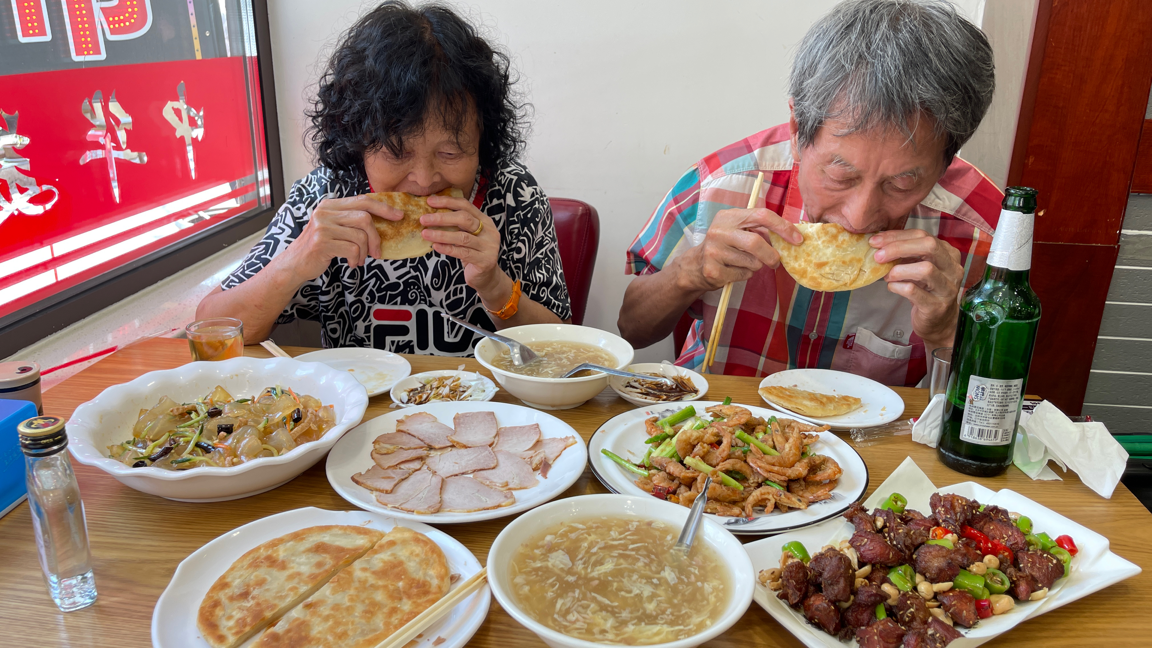 从盘锦到沈阳乘飞机,中午去吃李连贵熏肉大饼,三人消费177元