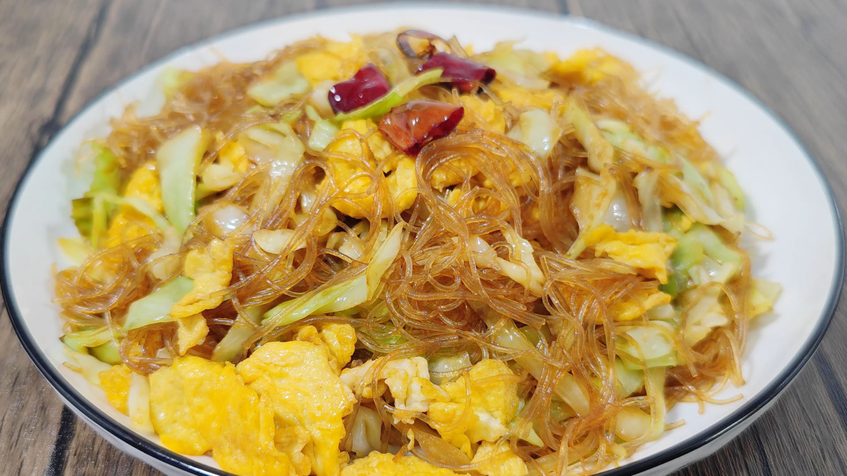 包菜炒粉丝怎么做最好吃?厨师长教你2诀窍,粉丝不粘包菜不出水