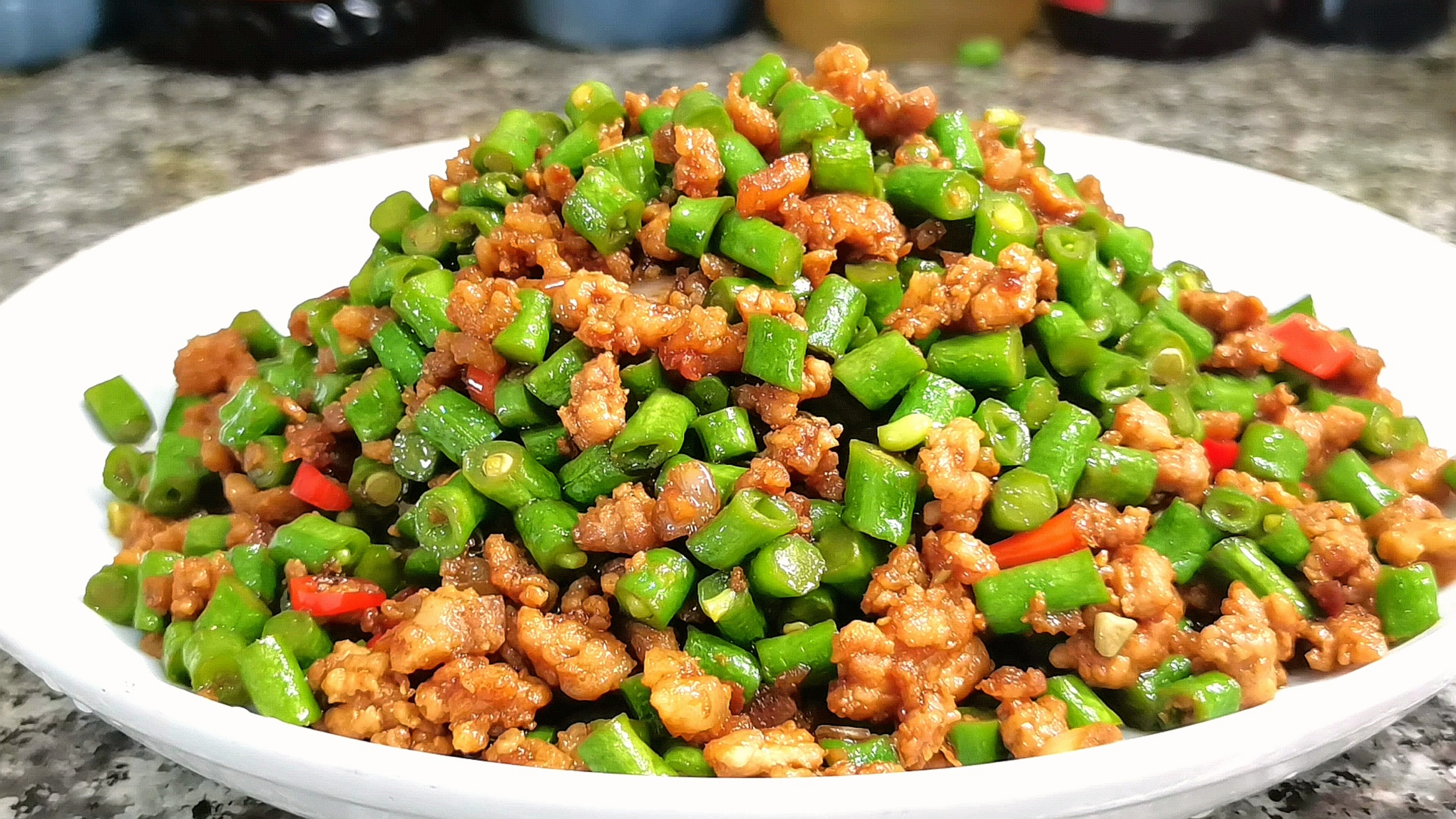 夏天的豆角特别鲜嫩,和肉沫一起炒,好吃又下饭,做法超简单