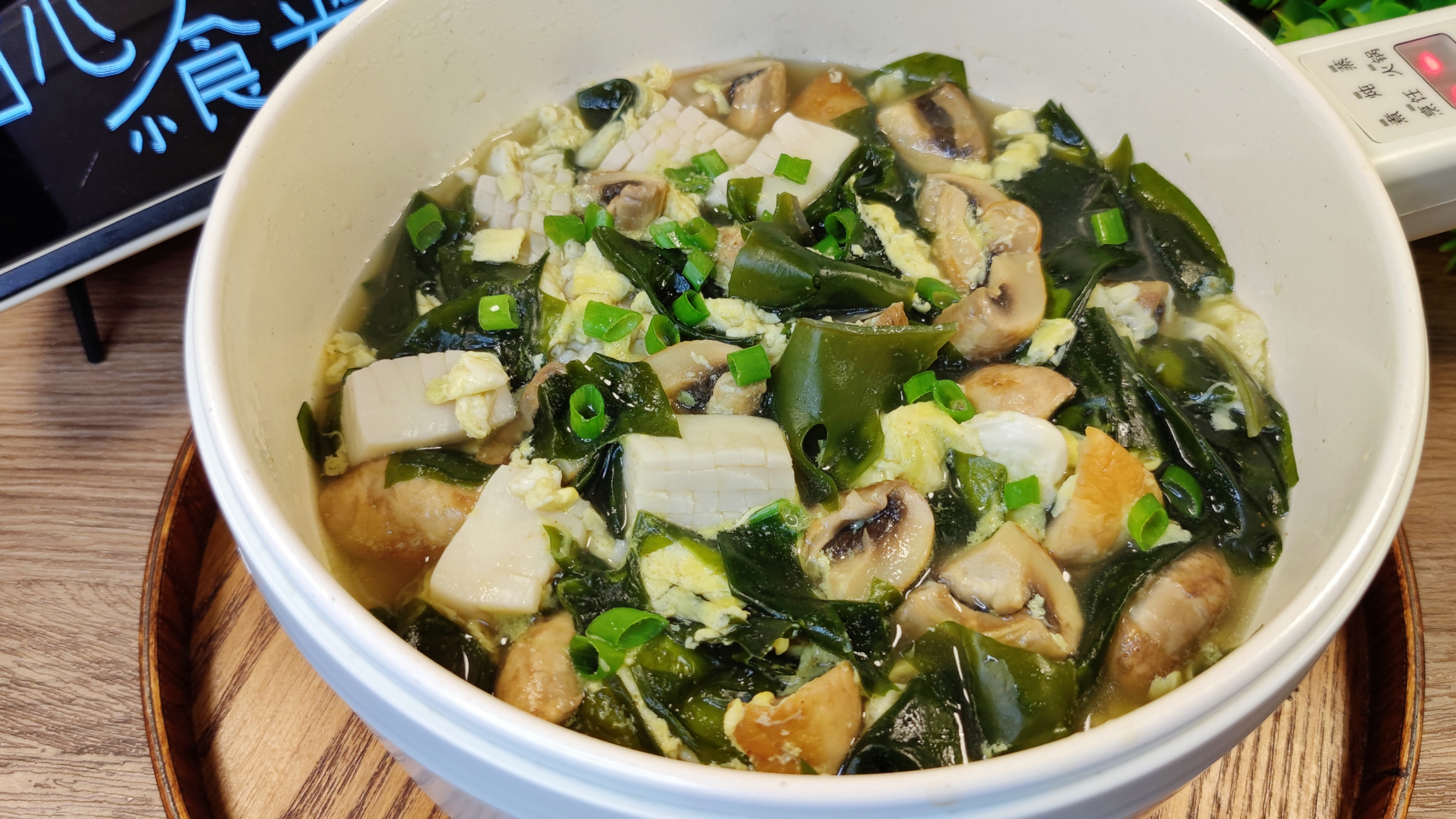 鲜掉眉毛的裙带菜口菇汤,汤鲜味美饱腹低卡,几分钟搞定减脂晚餐