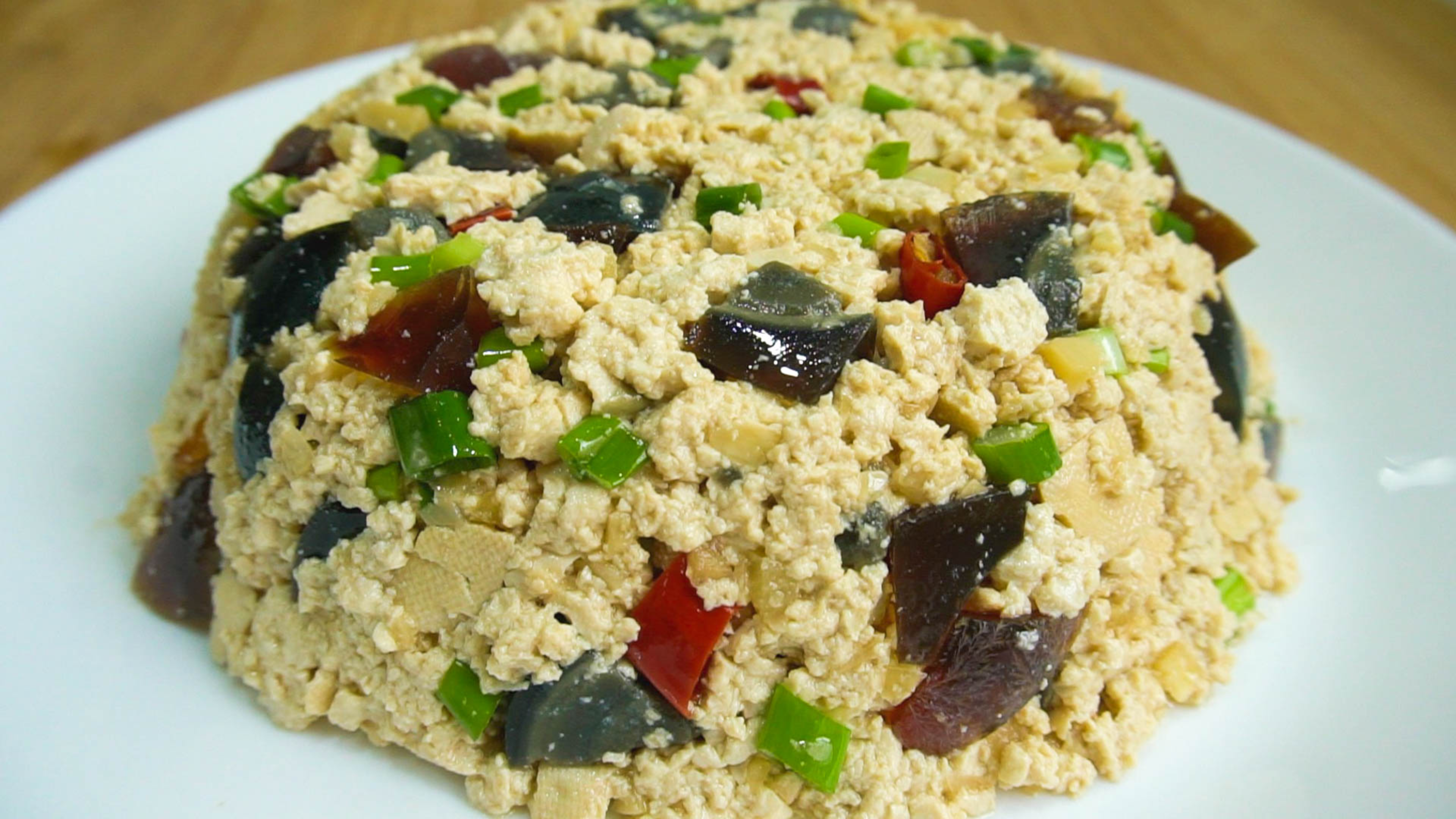 把豆腐放锅里蒸一蒸，加3个皮蛋，上桌就是一道开胃菜，简单家常