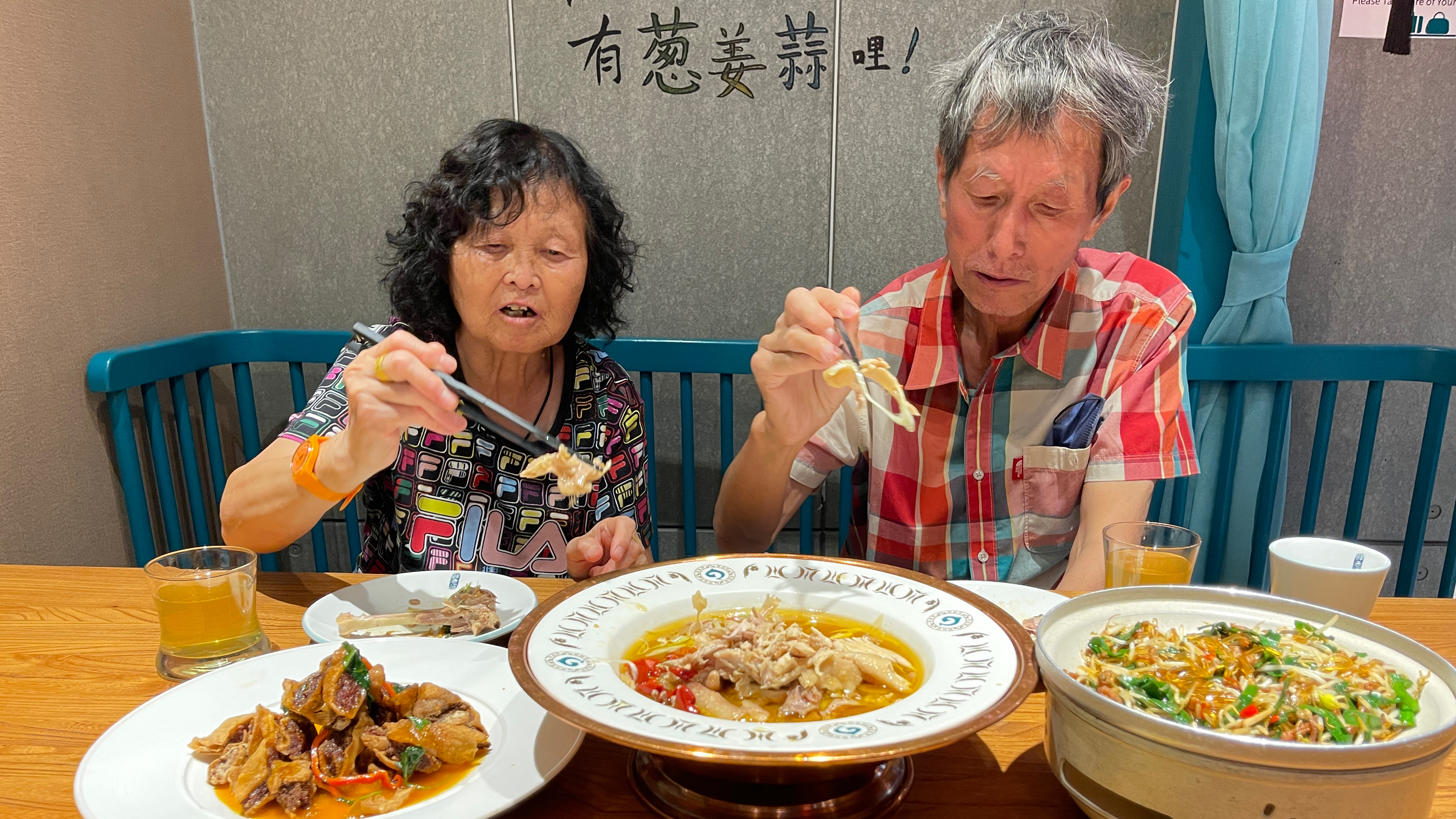 和爸妈在乌鲁木齐胖老汉吃新疆椒麻鸡,三人消费214元,确实挺麻