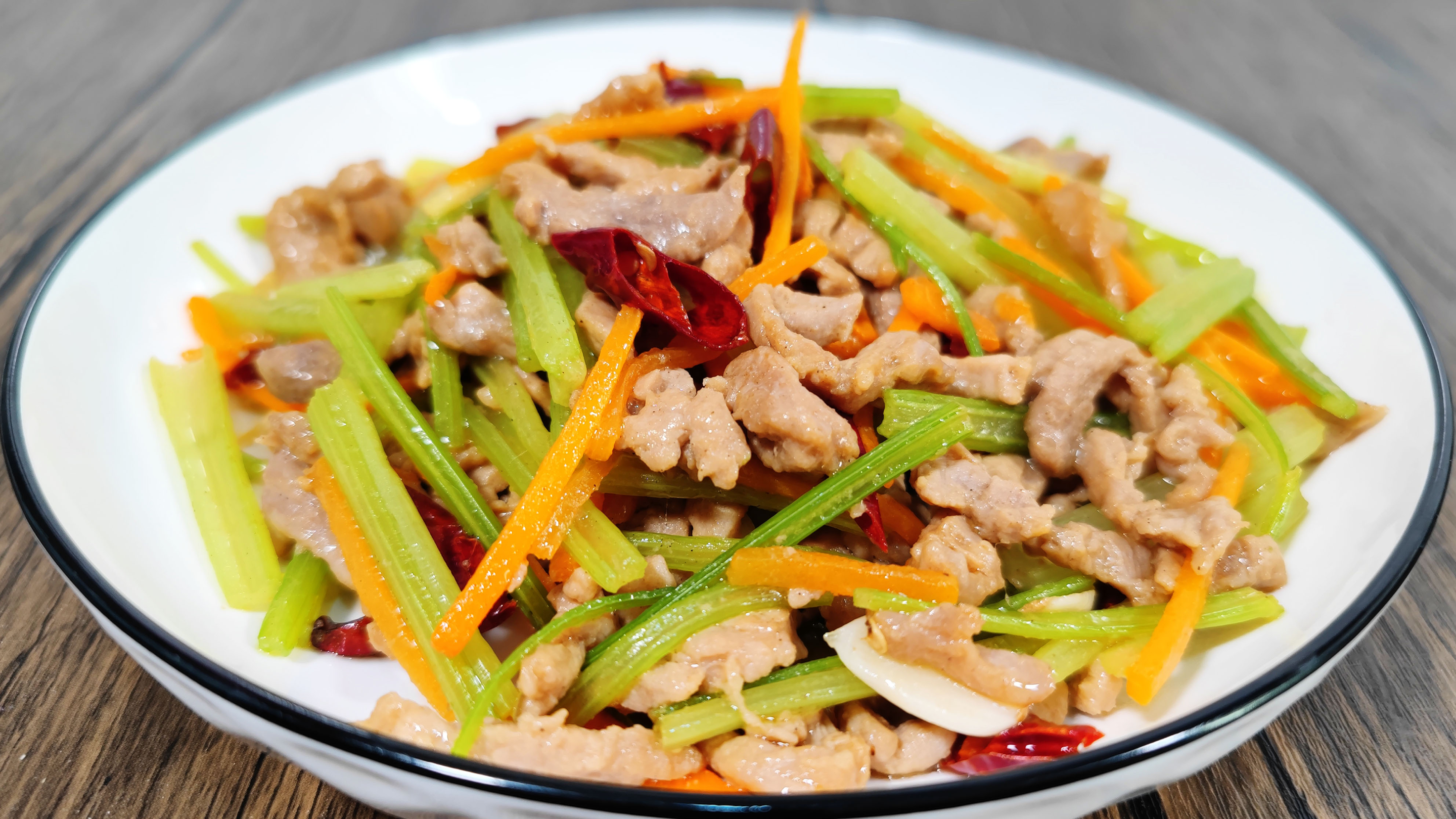 饭店的芹菜炒肉为什么好吃?大厨教你正确做法,肉丝滑嫩芹菜脆爽