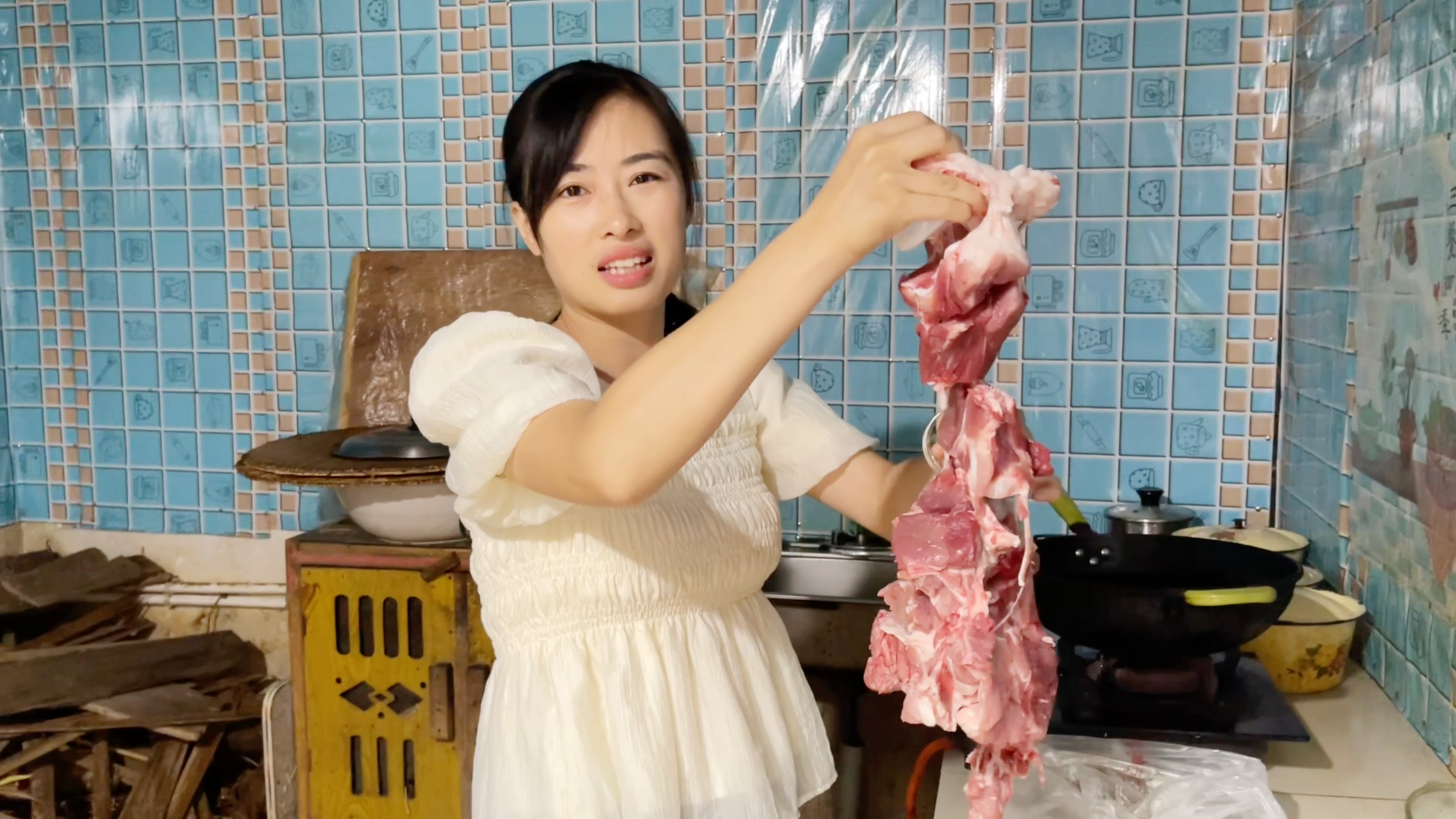 静静做椒盐大猪腿,二宝哭着也想吃肉吗?小猪有肉吃不吃菜馍了