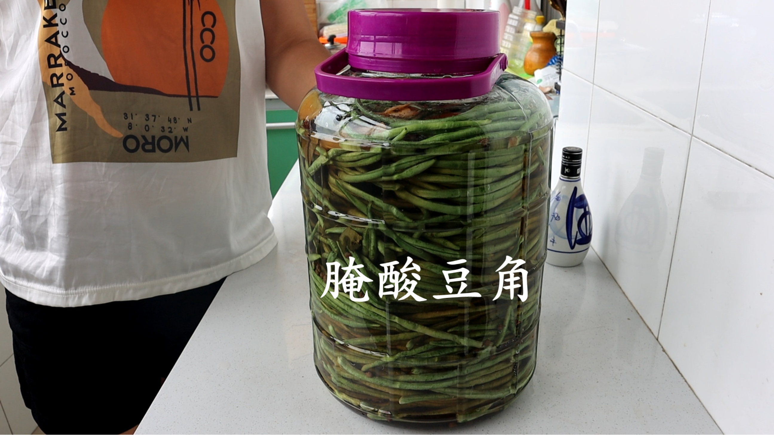 教你在家腌酸豆角，一次买10斤豆角腌制起来，酸脆爽口，超简单