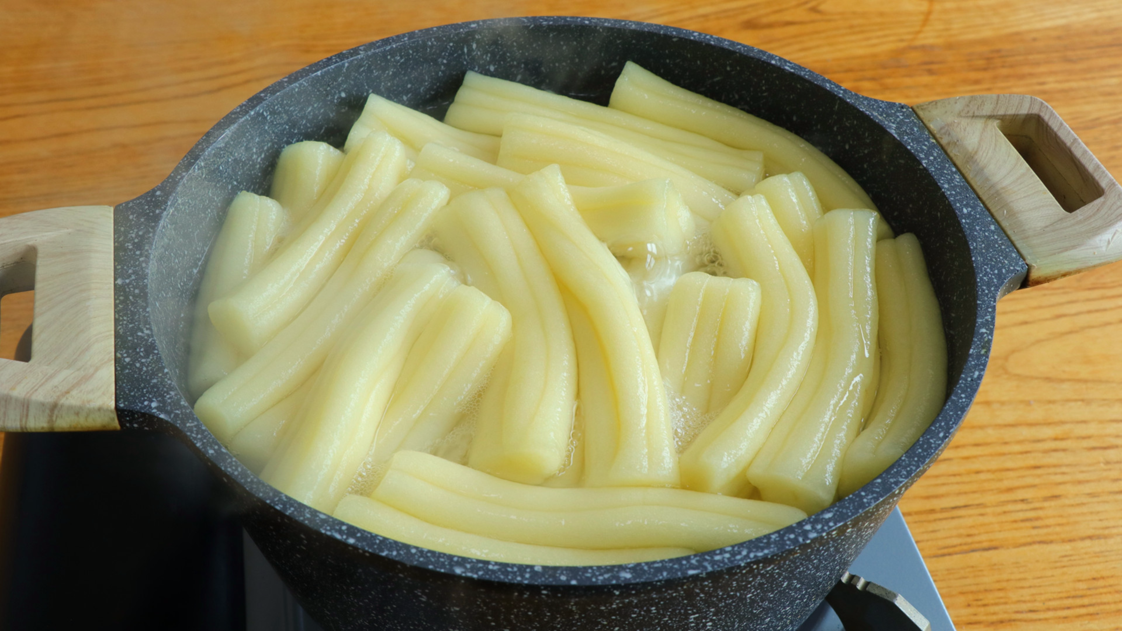 用土豆做东北特色小吃粉耗子，自己在家做也软糯劲道，爽滑好吃！