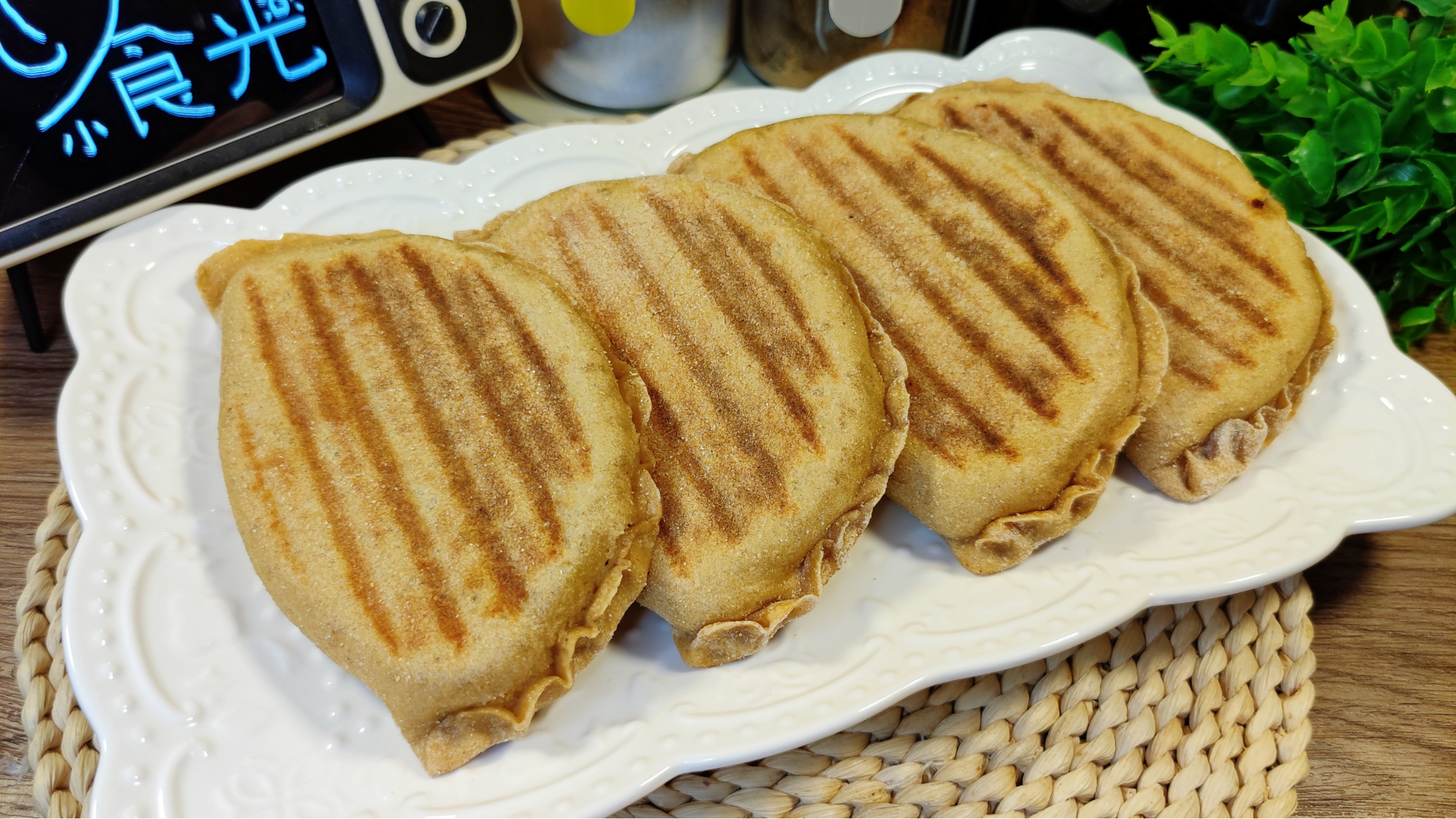 减脂期鸡肉芹菜馅饼这样做真香，少油低卡又多汁，比韭菜盒子好吃