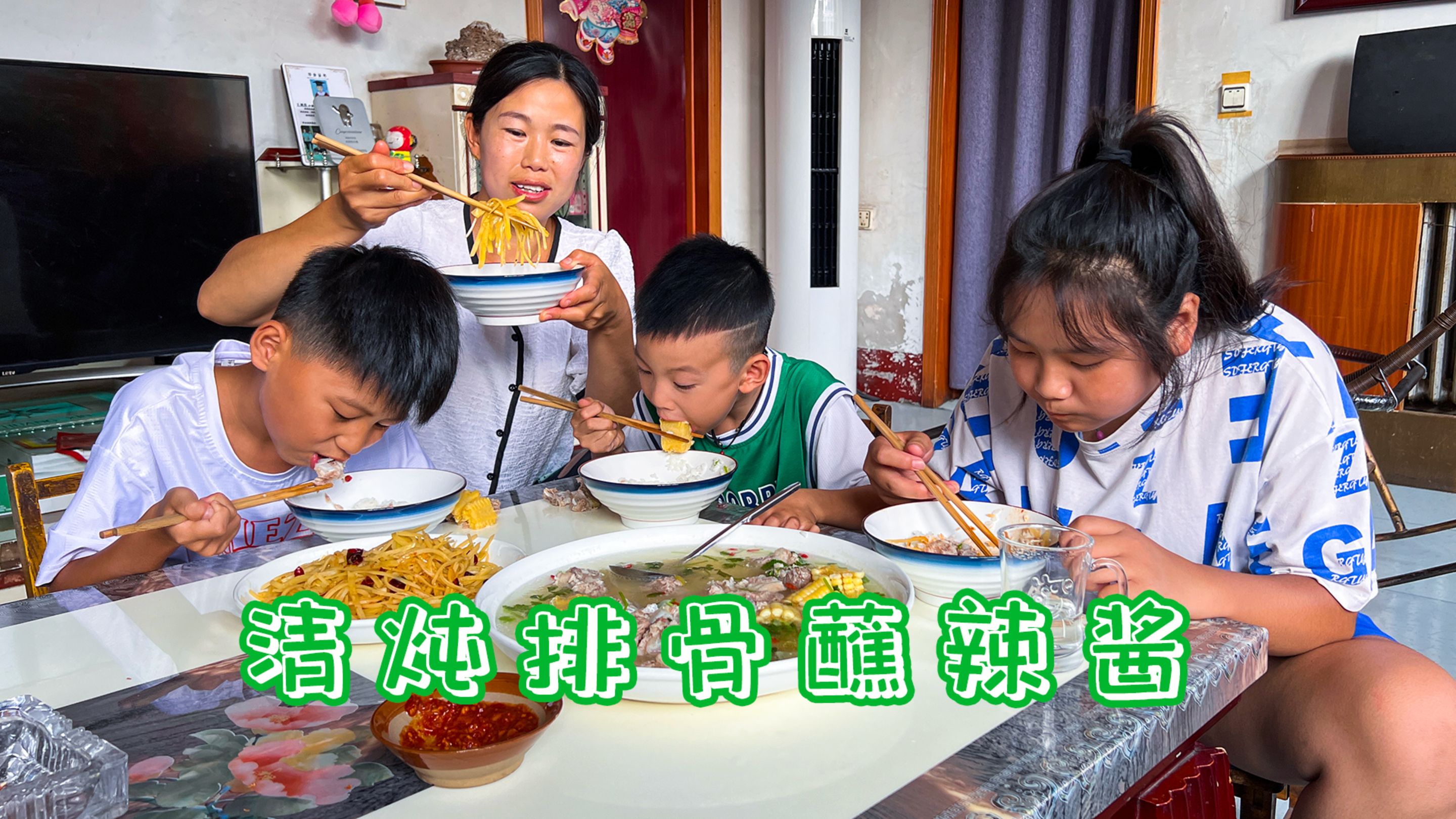 来锅清炖排骨吃一吃，出锅肉软烂汤鲜美，蘸辣酱吃无敌香