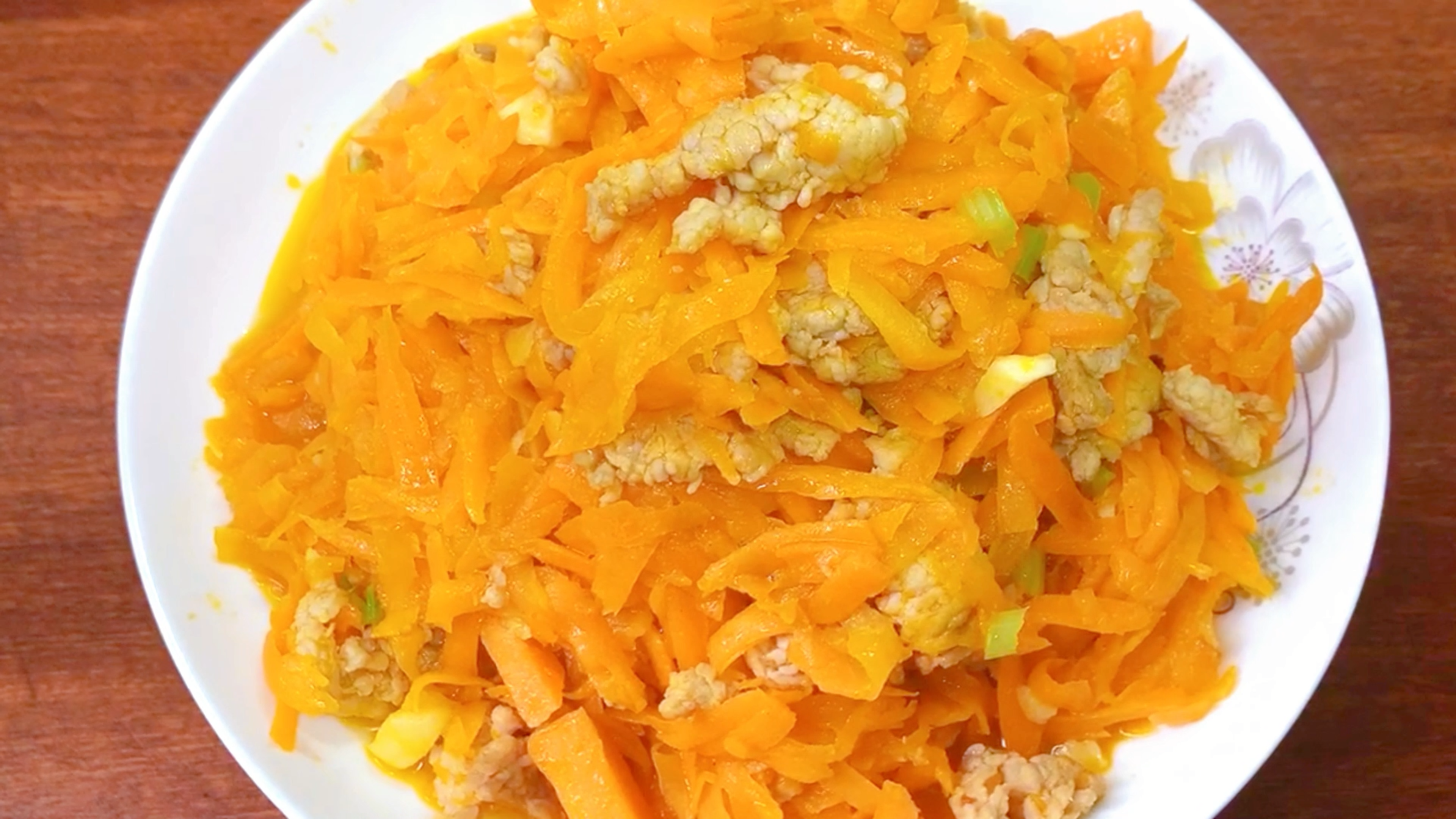 胡萝卜炒肉家常做法,教你一个小窍门,搭配芹菜提香美味又下饭