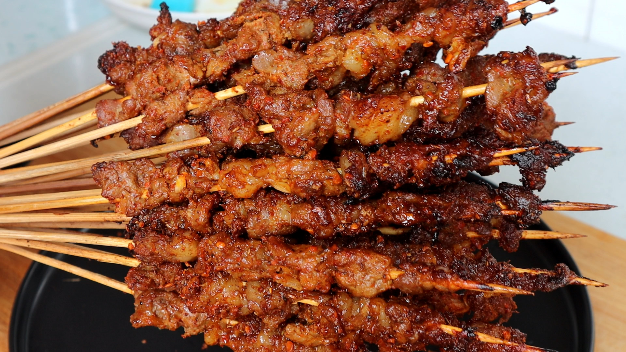 想吃羊肉串不用去烧烤摊，方法教你在家烤，香辣鲜嫩好吃，超简单