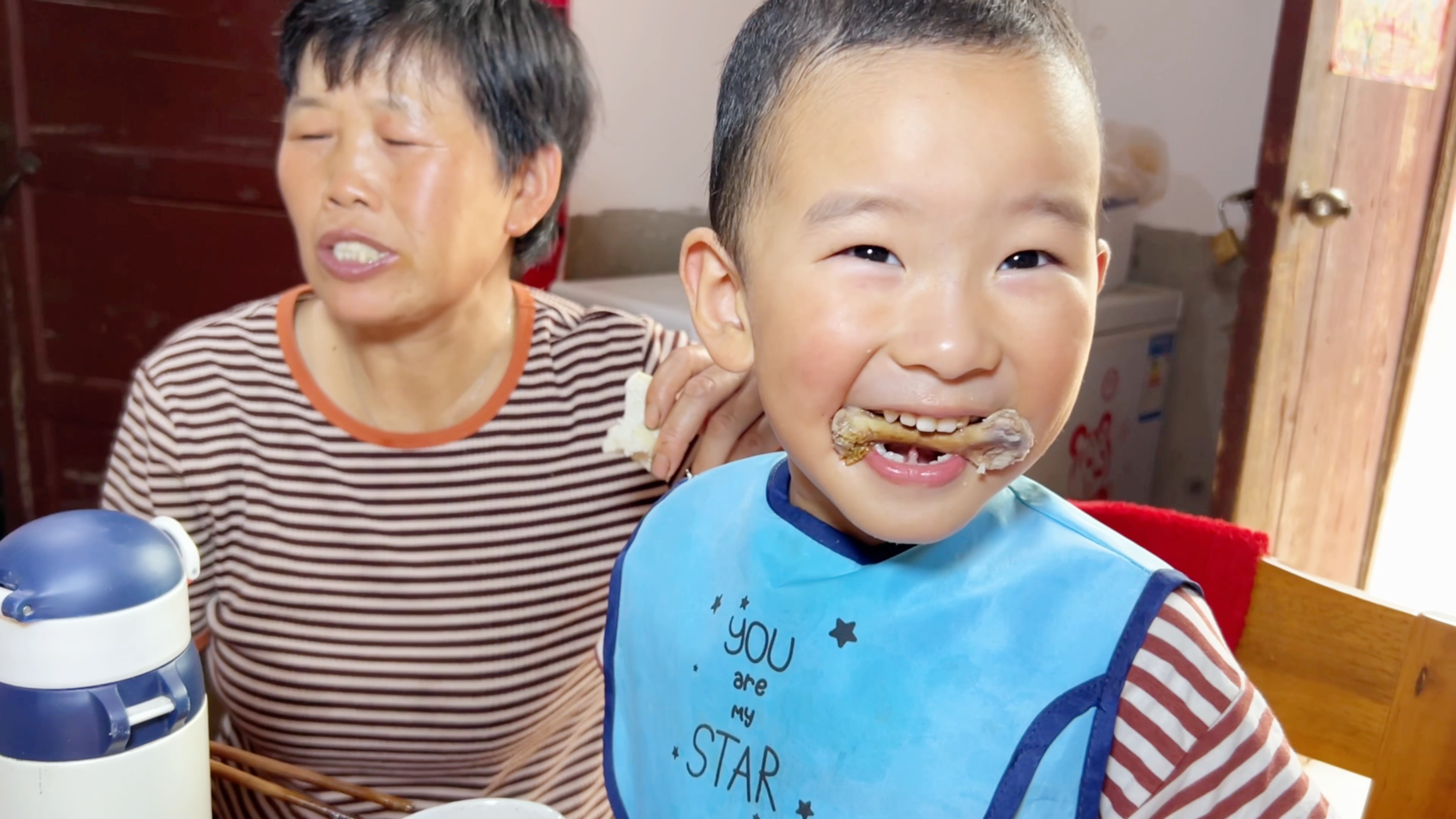 静静做25个可乐鸡腿,小猪扬言要吃8个鸡腿,二宝拽着袜子吃哩香