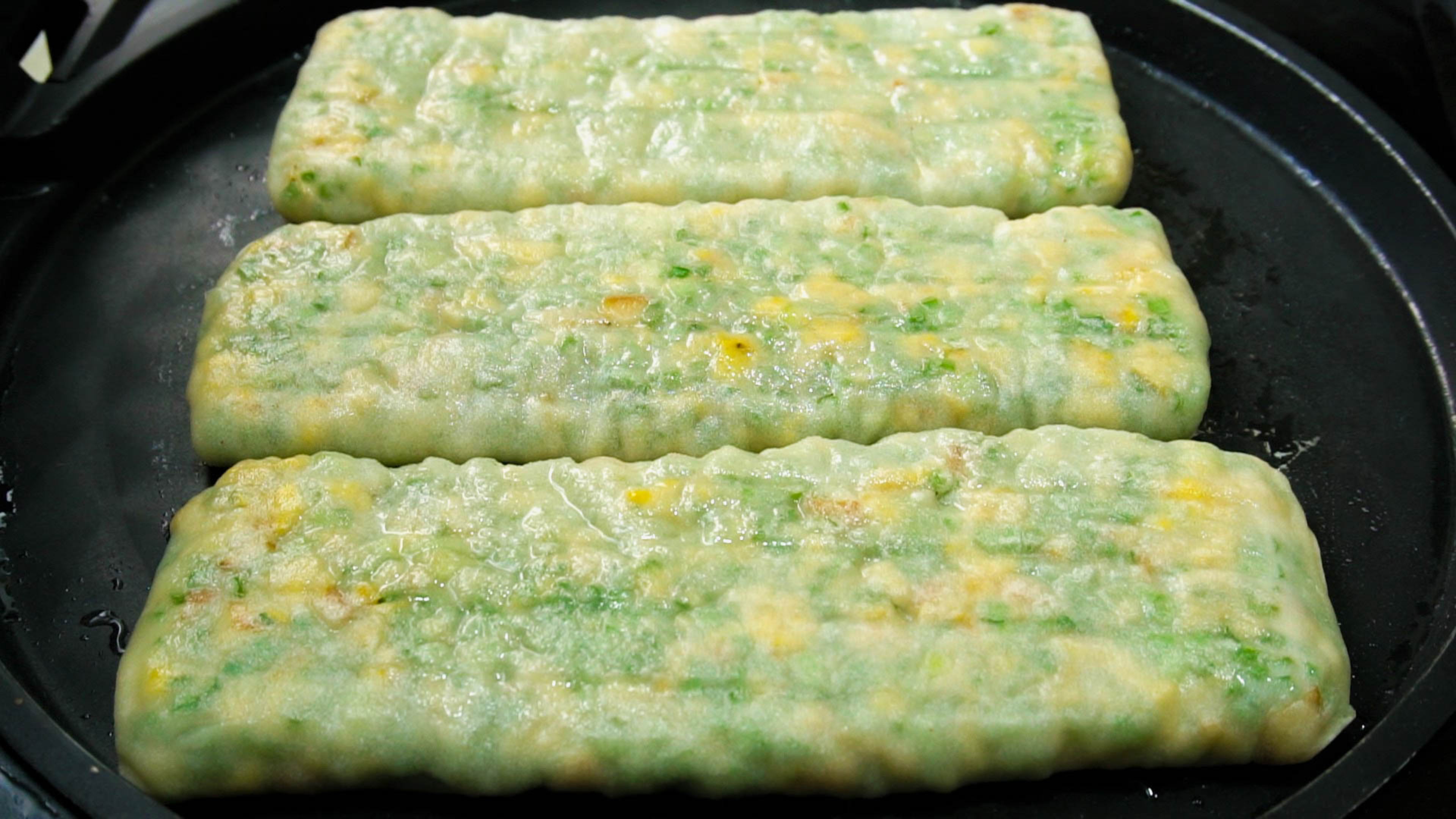 韭菜苔别光炒着吃,加3个鸡蛋做馅饼,调馅方法教会你,凉了更软