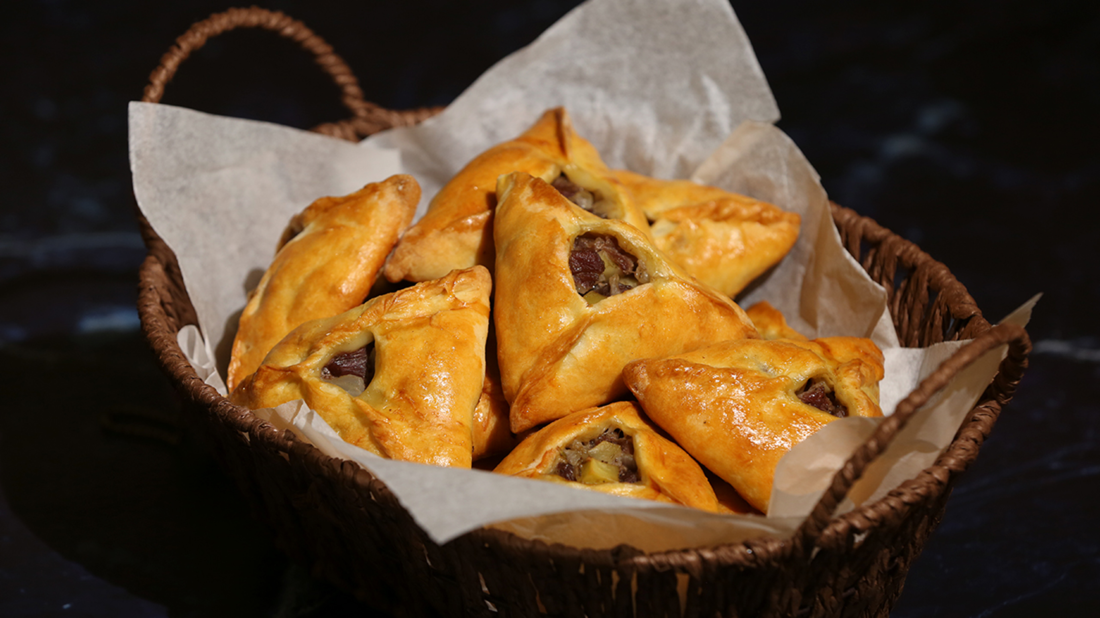 来自塔塔尔族的特色【三角烤包子】奶香酥皮、羊肉洋葱土豆馅儿