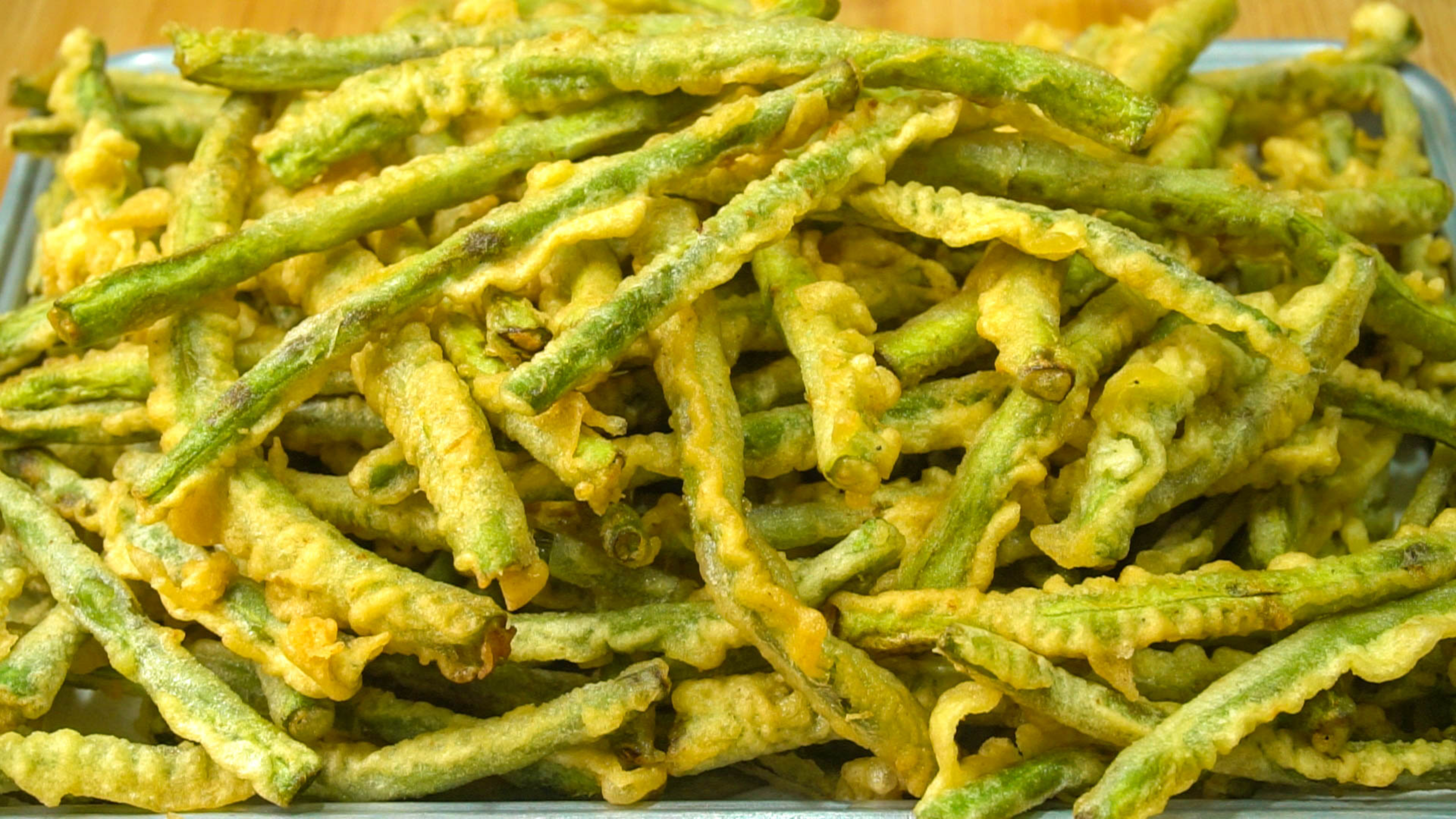 长豆角别总凉拌炒着吃,教你传统老做法,外脆里软,当菜也能当饭