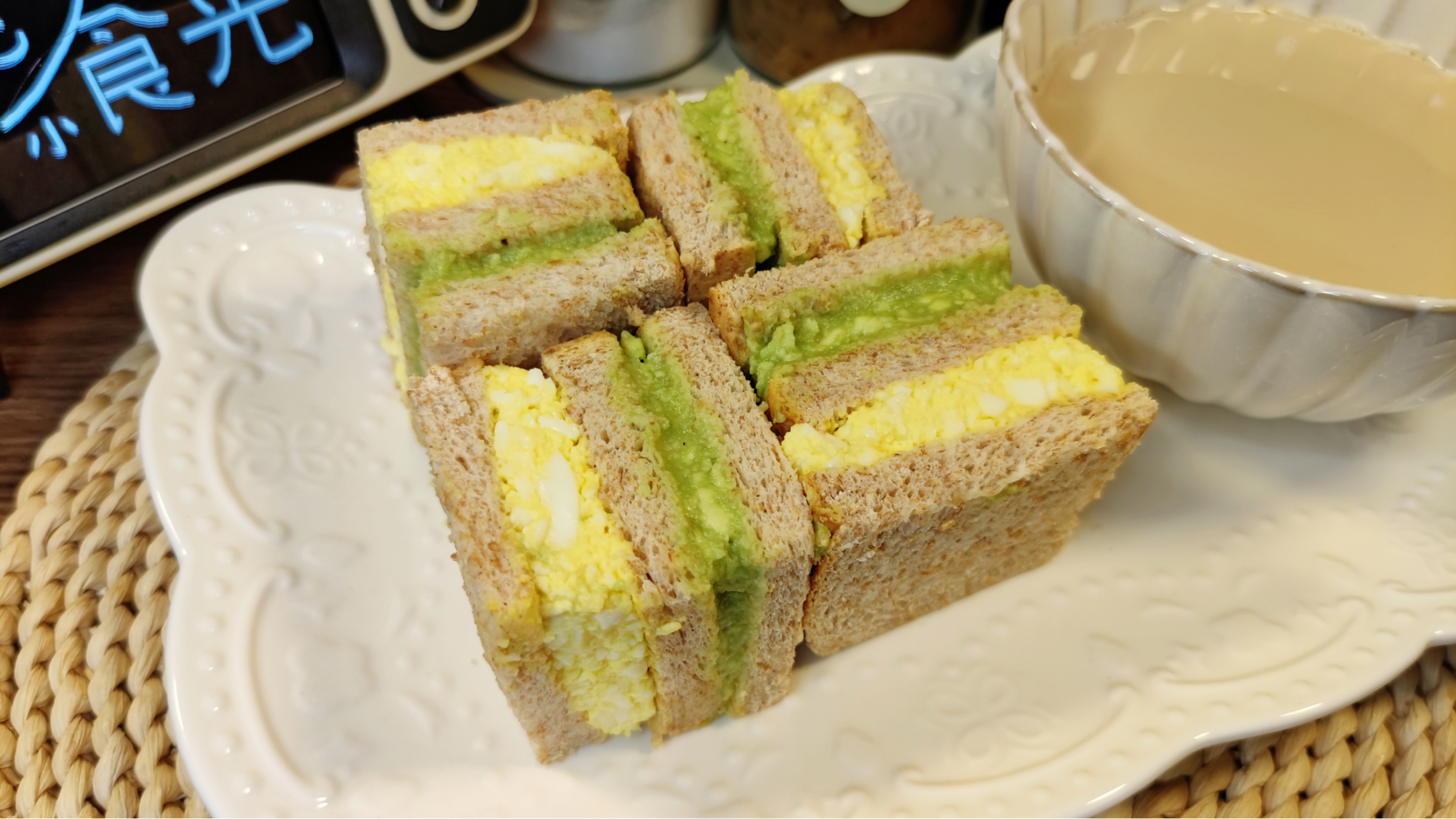 减脂期早餐吃什么好,简单易做的牛油果鸡蛋全麦三明治,饱腹美味