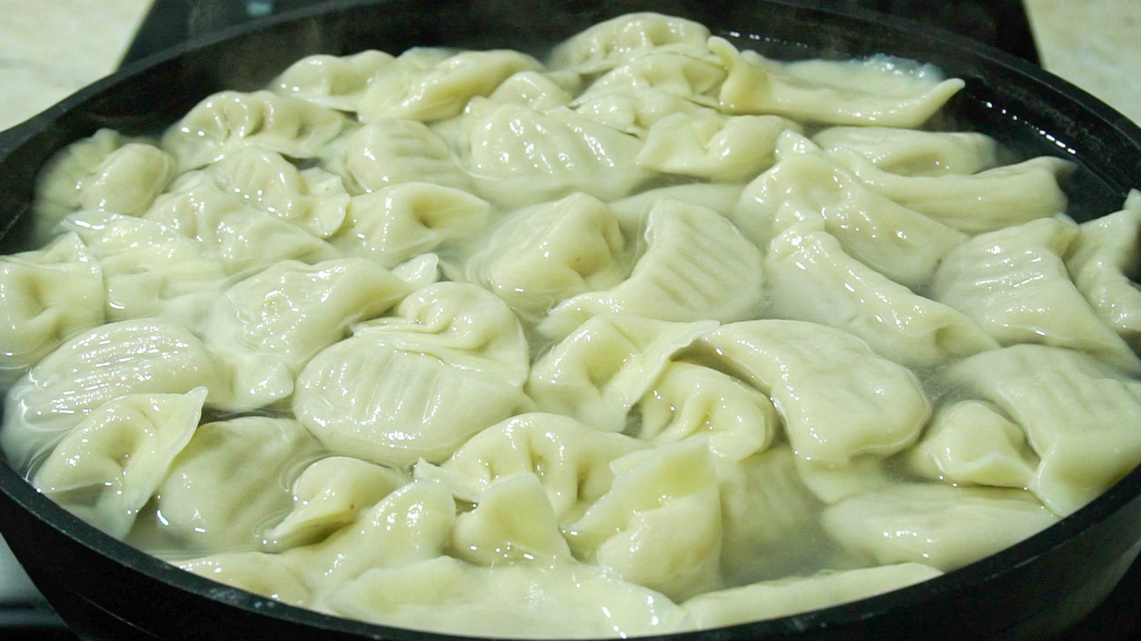 西蓝花别再炒着吃，做成馅包水饺，清香美味孩子特爱吃，明天再做