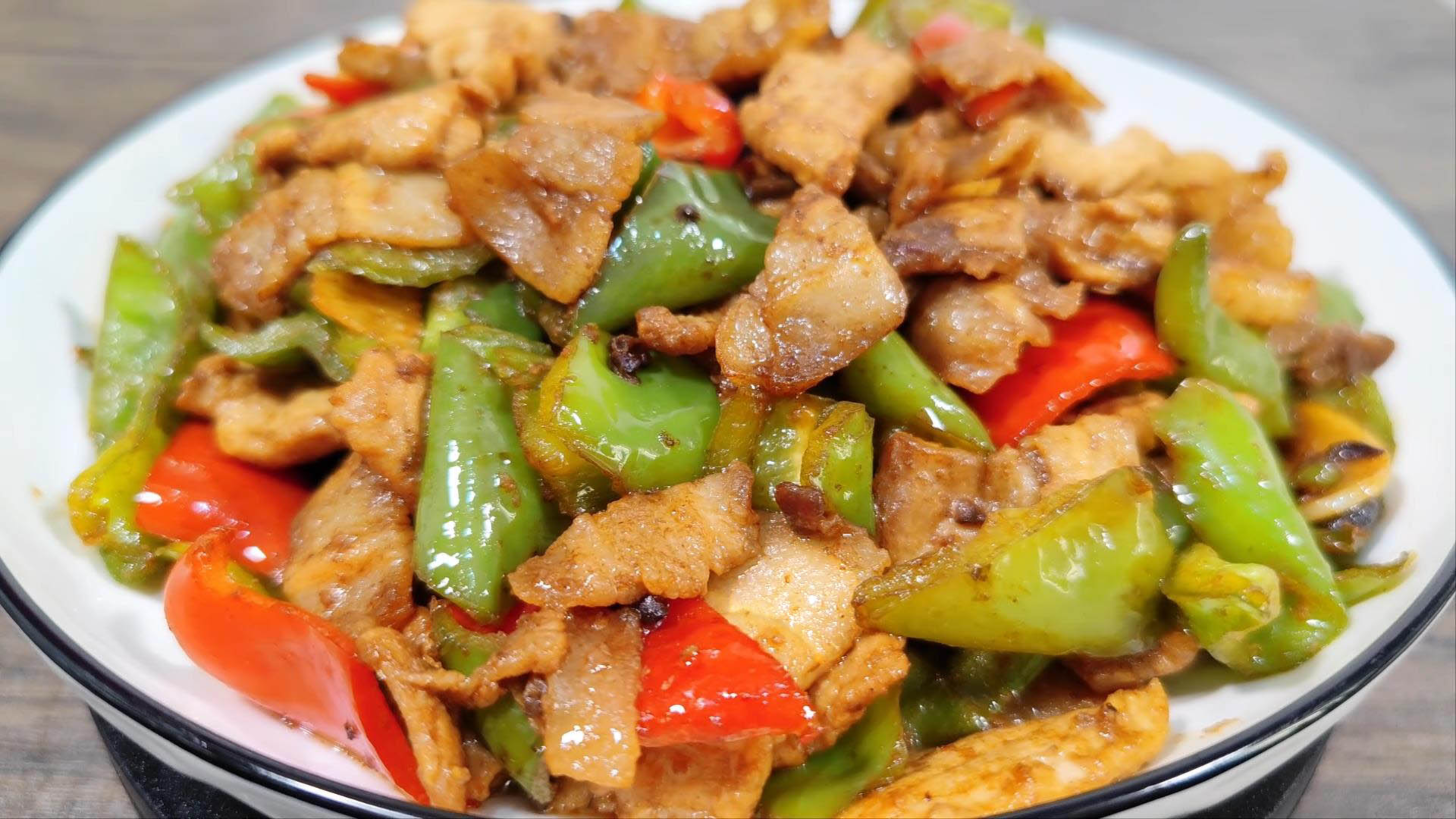 湖南的辣椒炒肉为啥那么好吃?青椒一定不要用油炒,传统做法真香