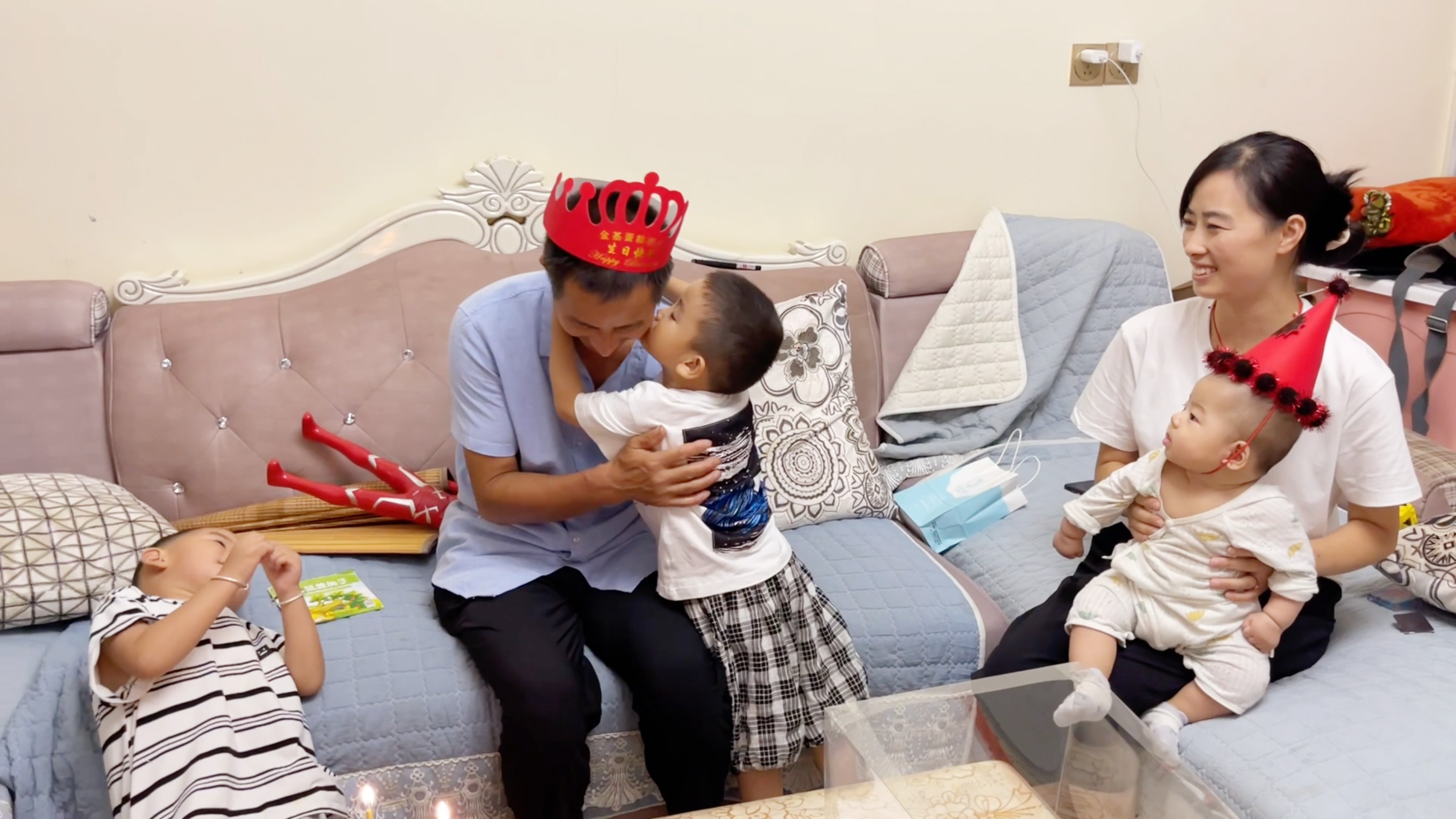 爸爸过生日吃蛋糕,嫂子怀孕4个月喜欢吃酸的,确定是男宝了吗?