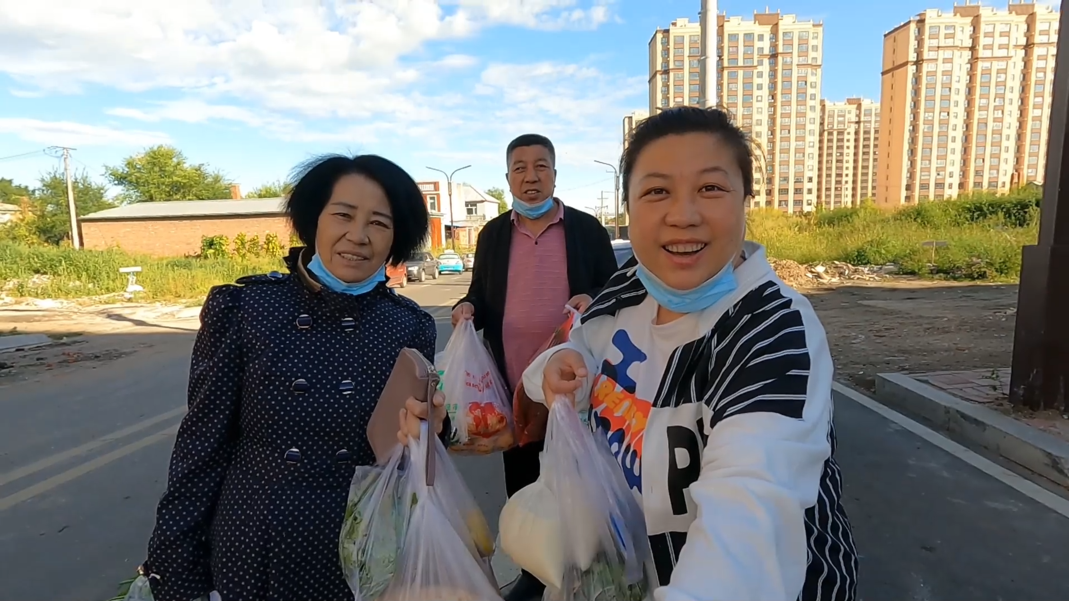 凌晨五点的东北早市,人山人海真热闹,全是家乡特色,看着都过瘾