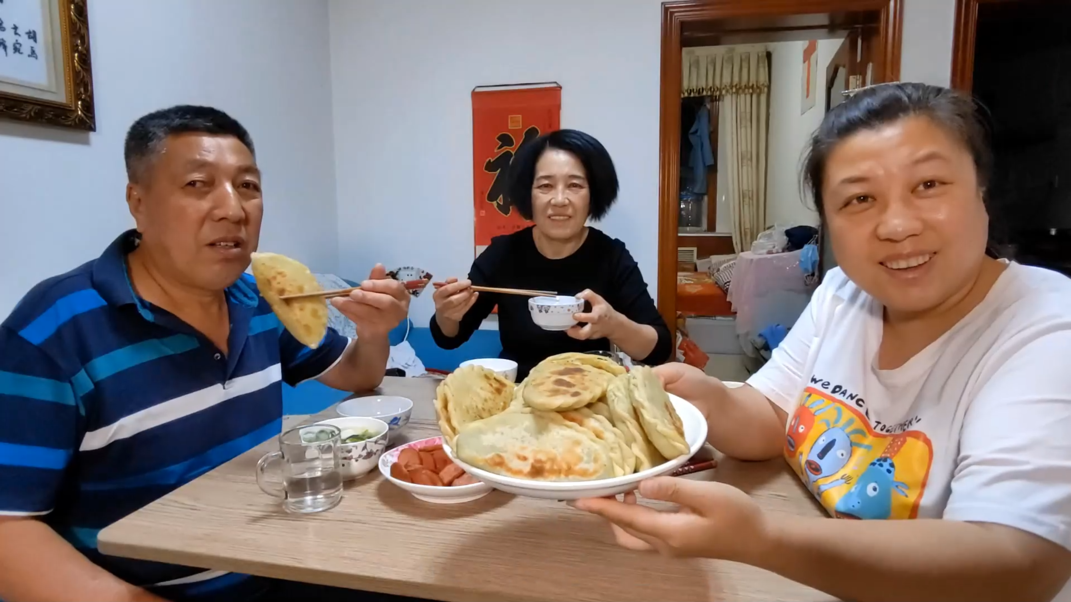 和爸妈烙16个韭菜盒子,皮薄馅又大,三口人吃得溜光,一个也不剩