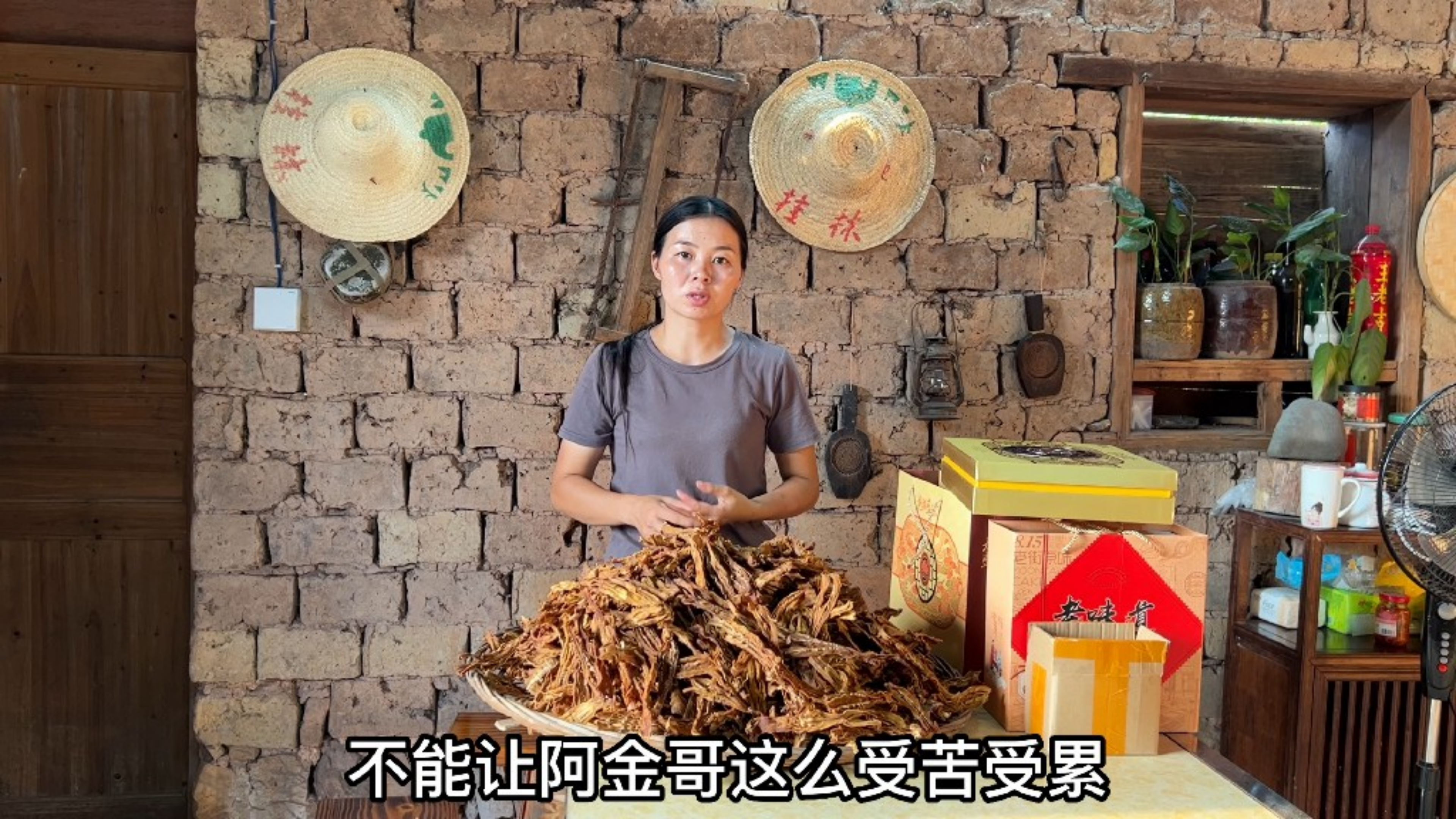 为了减轻阿金哥压力,小翠打算找家人借钱投资养鸡场,不知行不行