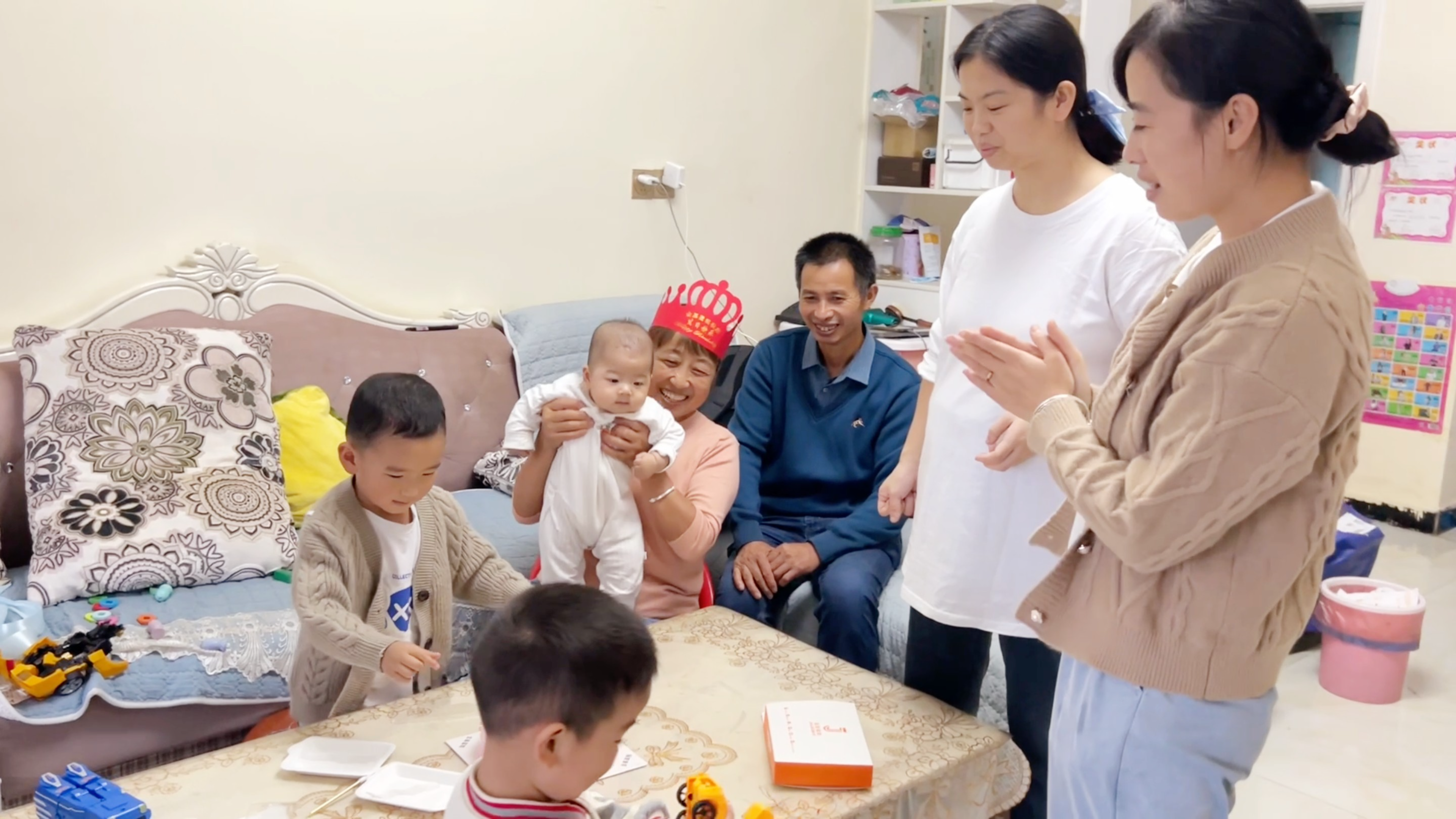 爸爸在路边摆摊卖黄瓜,妈妈过生日吃蛋糕,过完生日我们要回家了