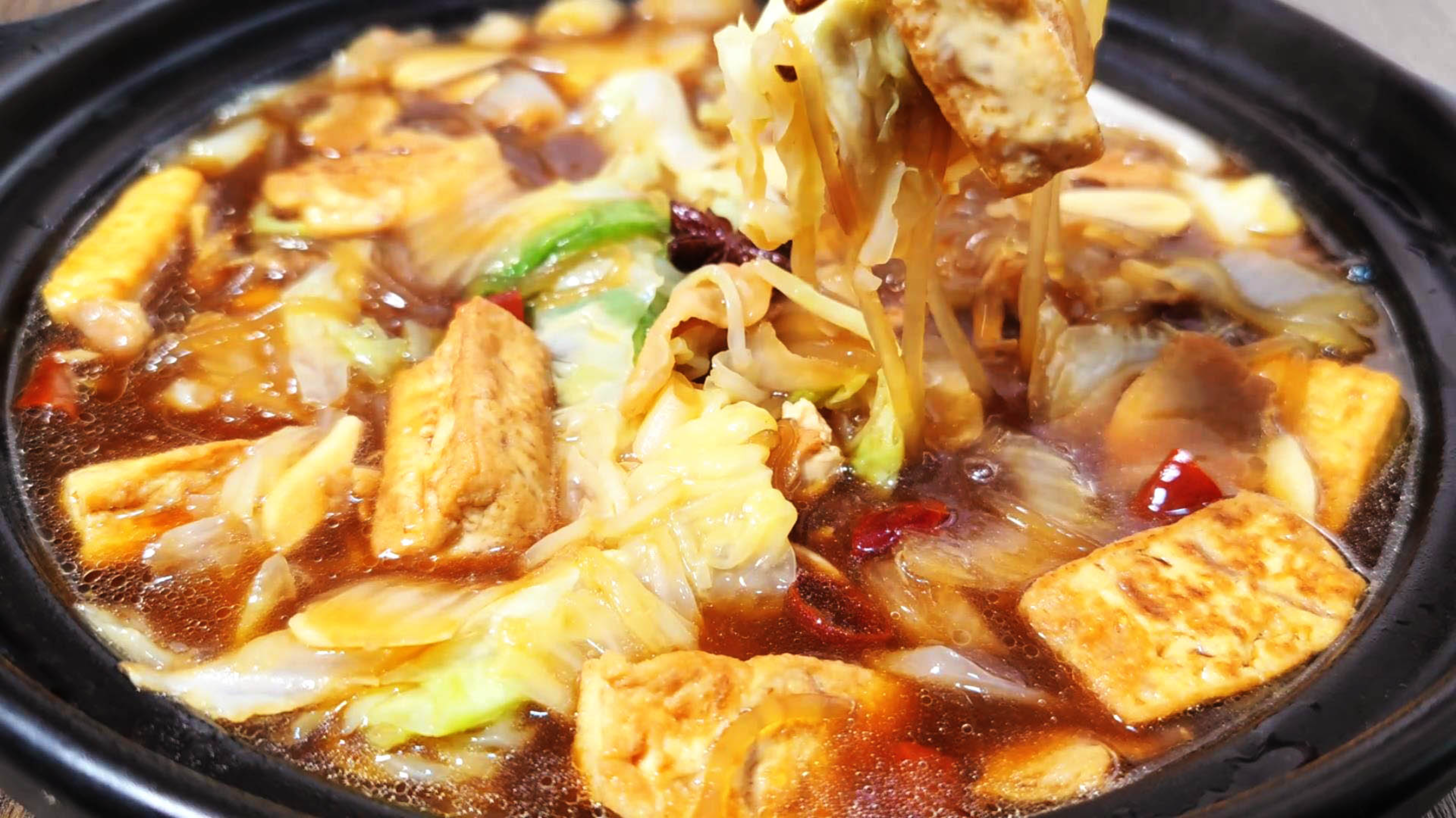 白菜炖豆腐怎么做才好吃，原来诀窍在这里，吸饱汤汁入味又好吃