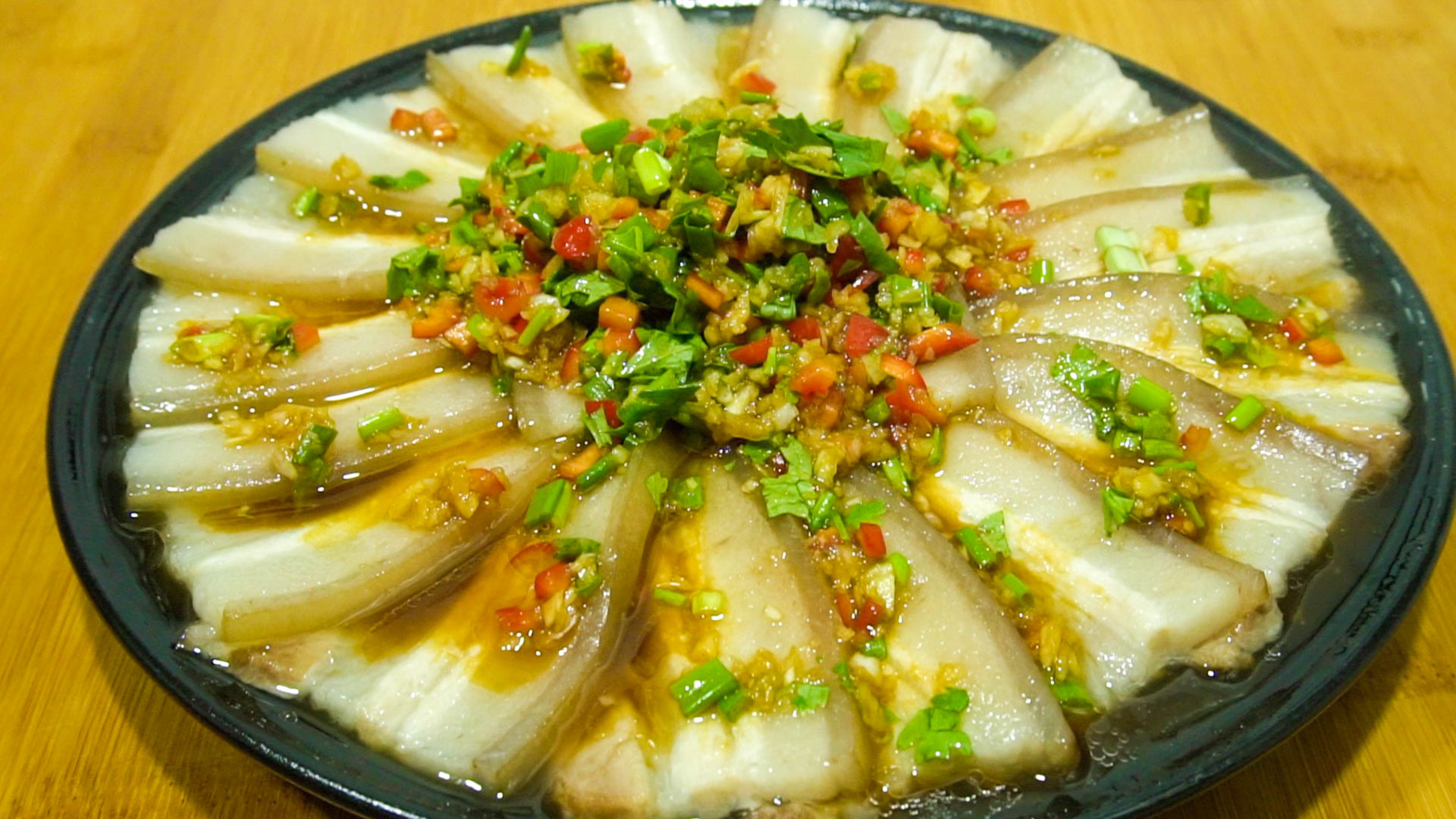 老妈拿手绝活，把五花肉放锅里蒸一蒸，出锅就是道硬菜，香而不腻