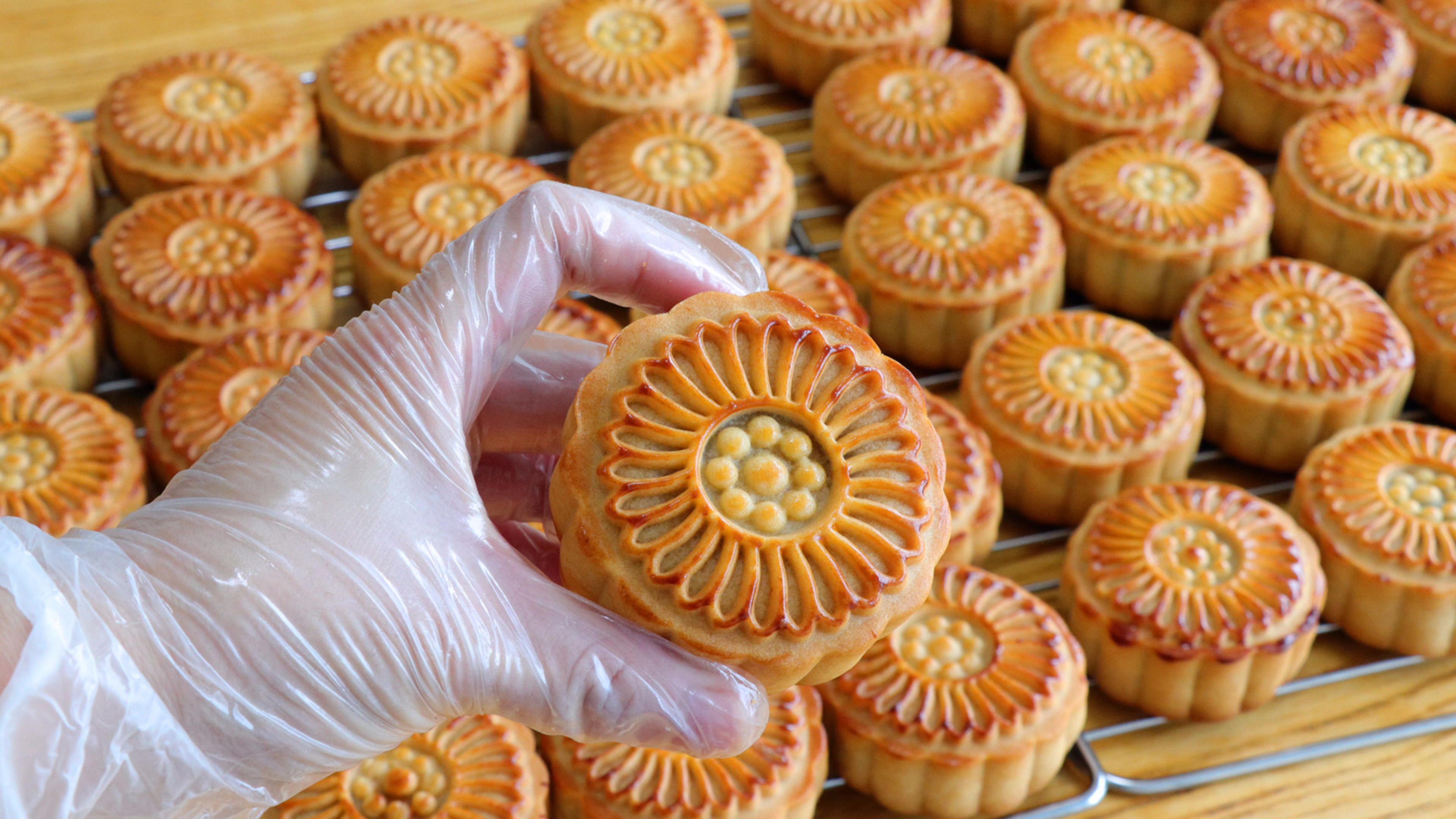 广式咸蛋黄莲蓉月饼，记住这个饼皮做法，油润绵软，不开裂不塌陷