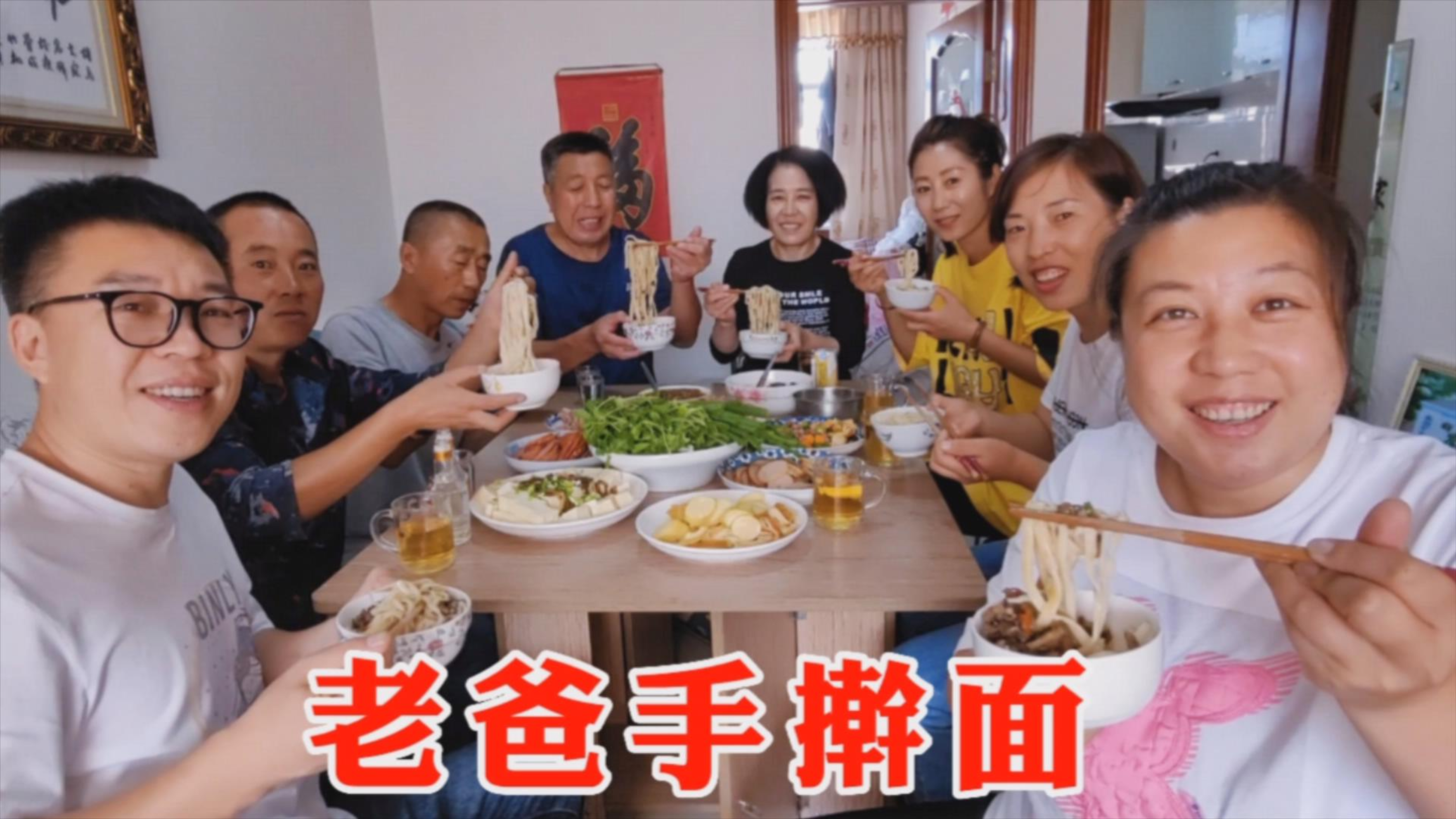 老爸做手擀面，用东北榛蘑和咸黄瓜打卤，吃着又香又劲道，老美了