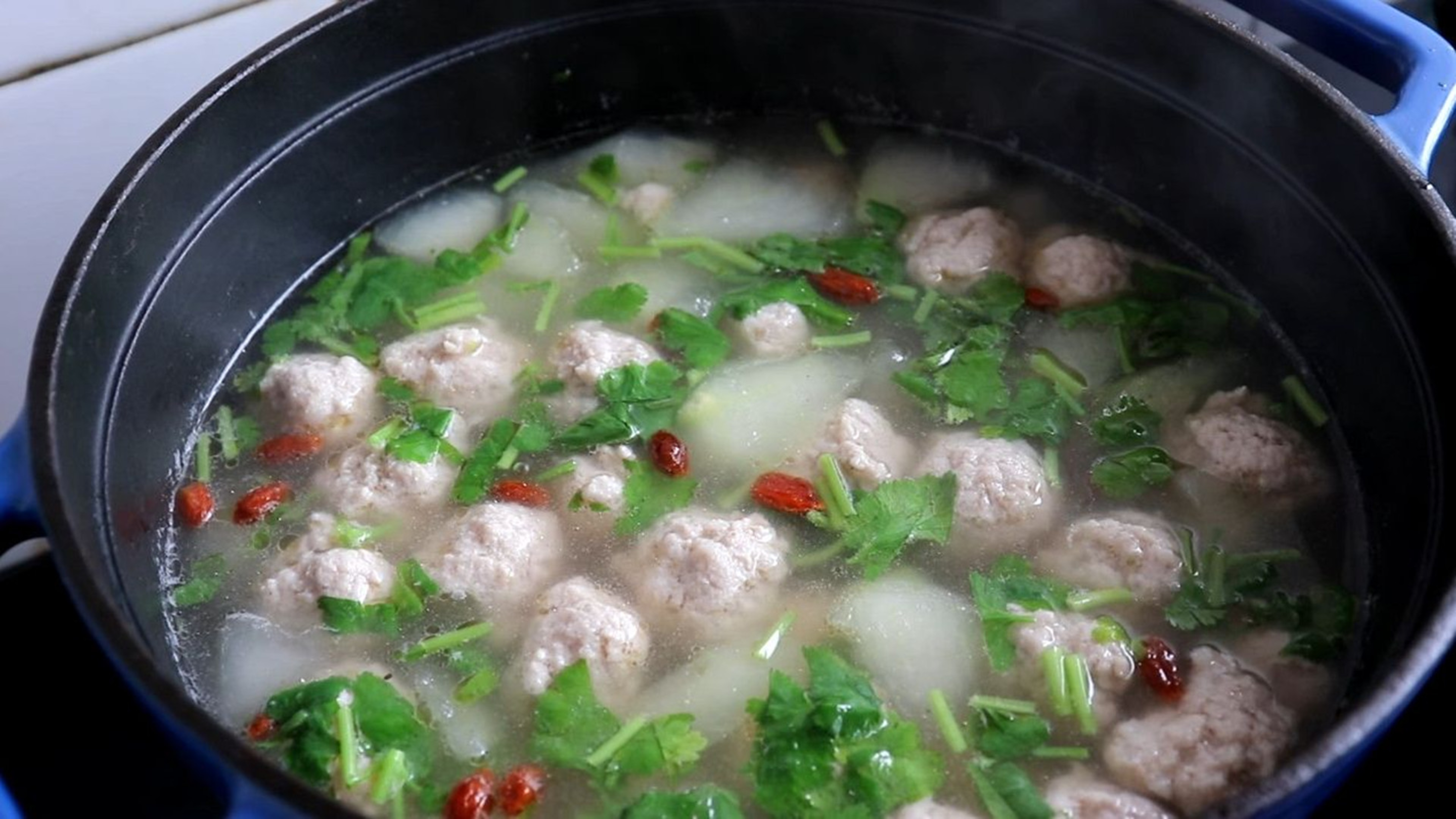 这才是肉丸子的正确做法，技巧告诉你，汤鲜味美，清淡不油腻