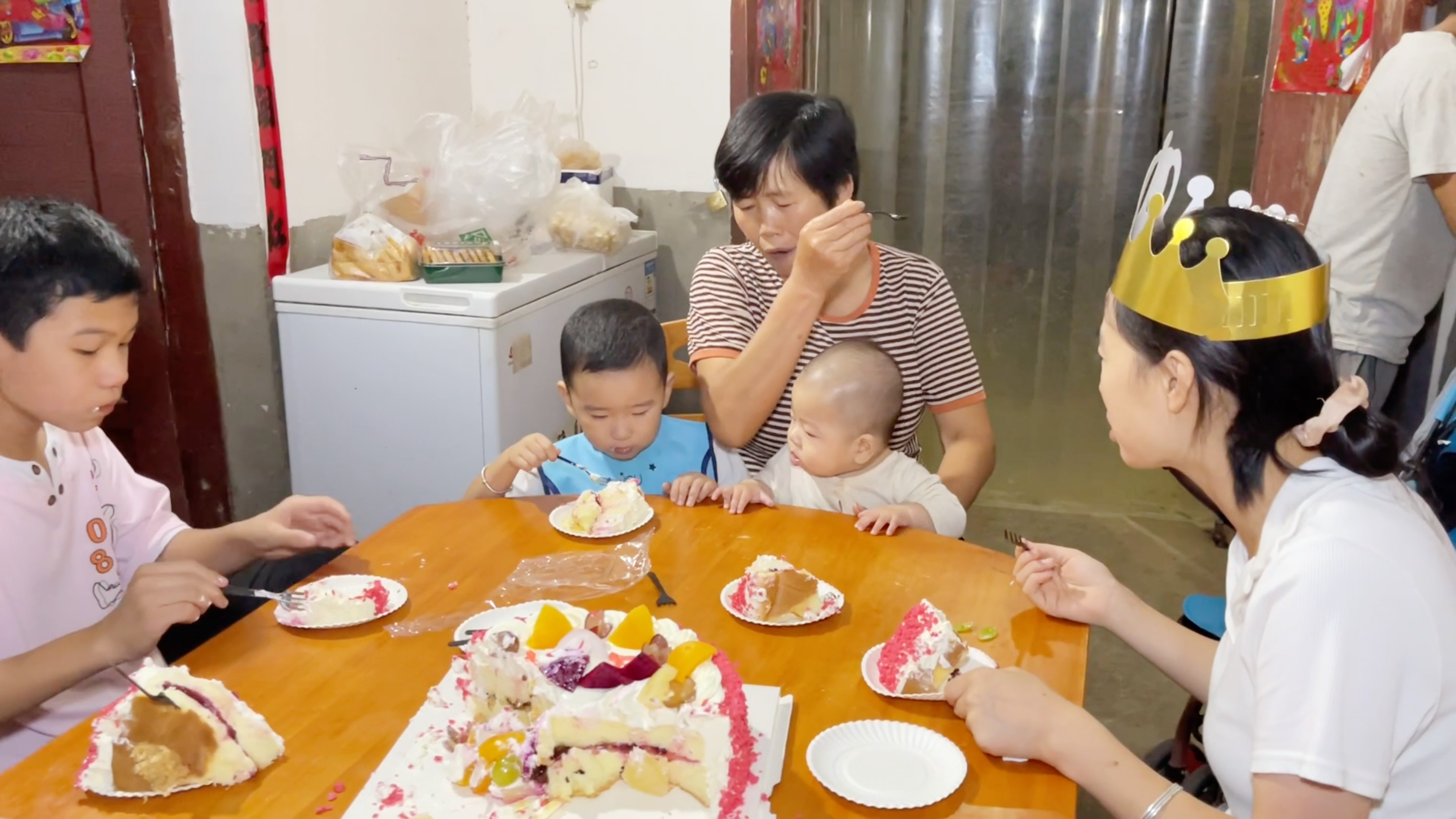 静静过生日吃蛋糕,6个月的宝宝能吃吗?弟弟伸手抢哥哥的蛋糕吃