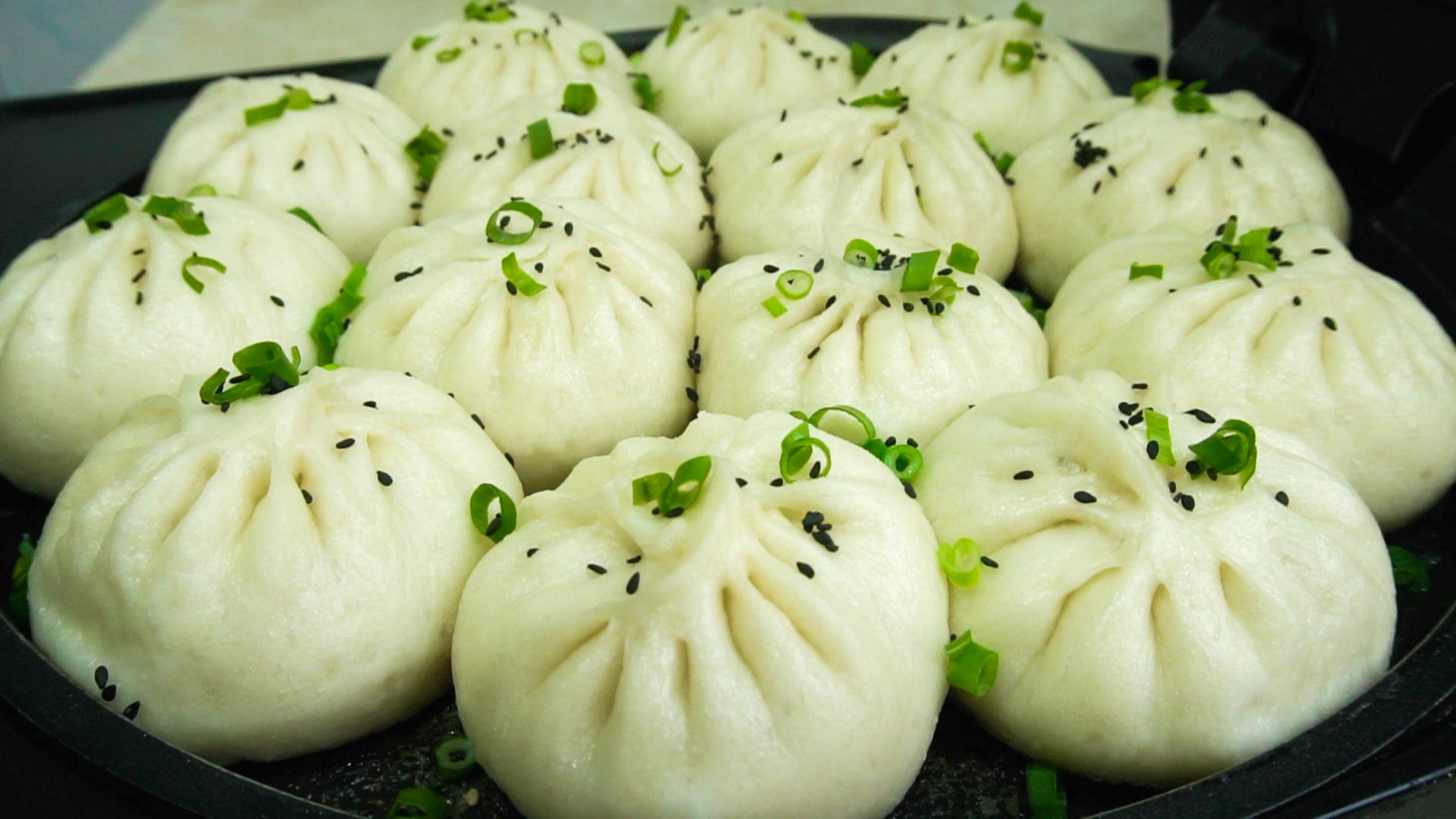 楼下排队买的水煎包，1个包子2种口感，教你调馅方法，比蒸的好吃