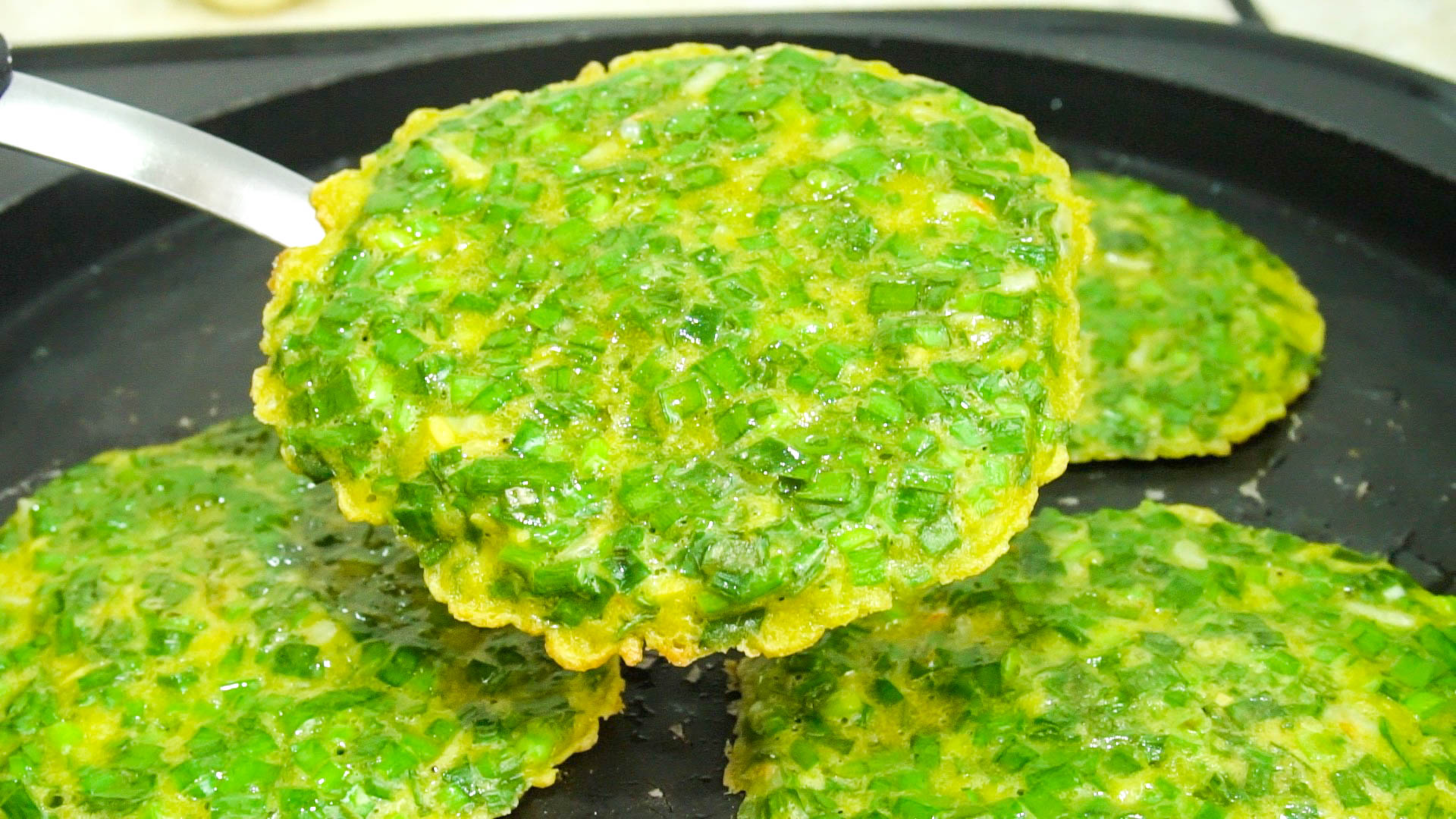 把面粉倒进韭菜里，筷子搅一搅就能做烙饼，手不用沾面，柔软劲道