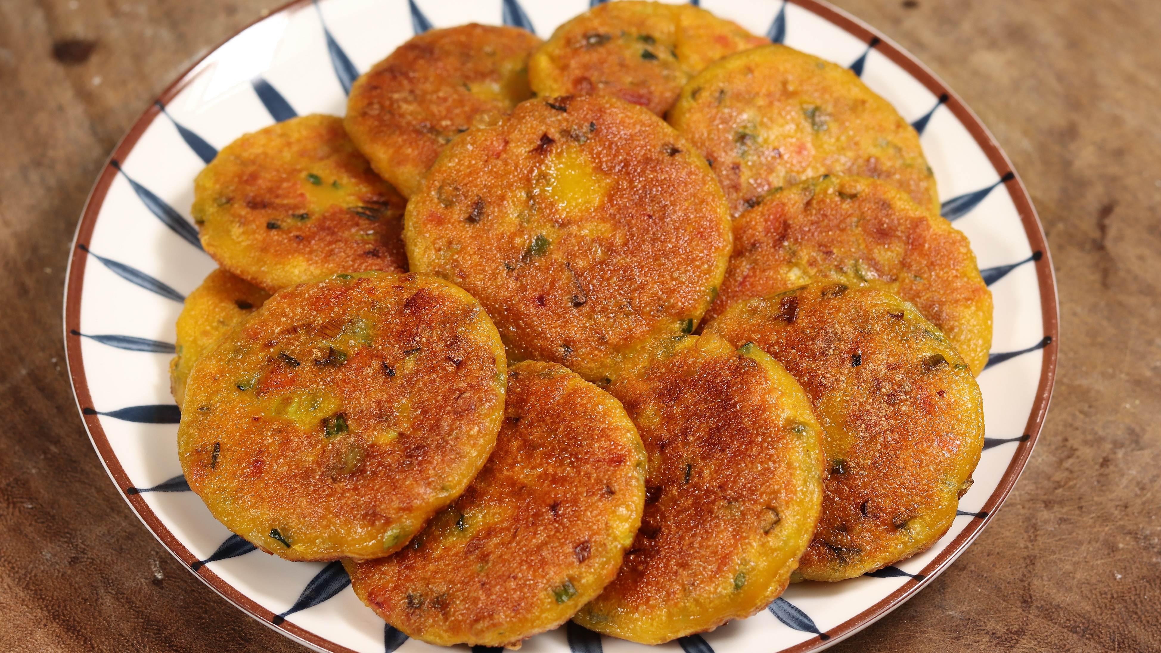 这才是南瓜饼最好吃的做法，不用油炸，出锅外酥里软，营养又解馋