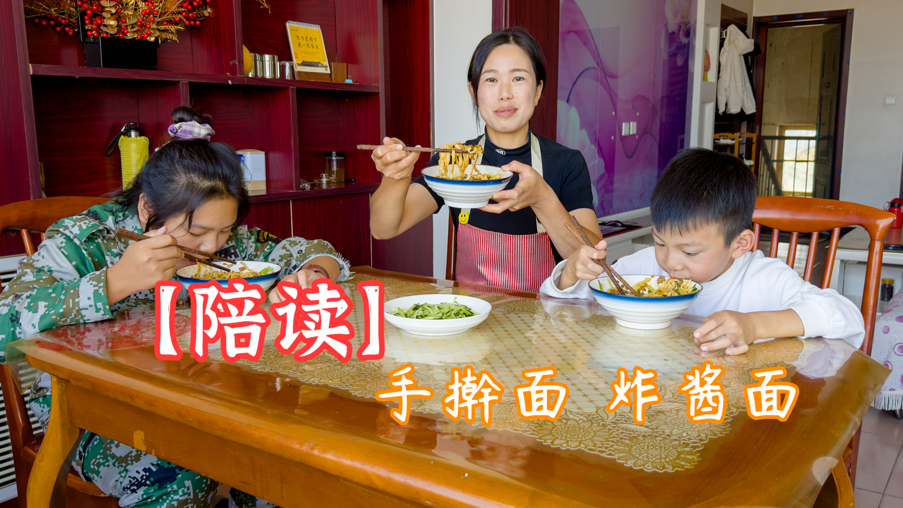 【陪读】小勇做炸酱面，手擀面劲道炸酱咸香，拌起来吃太香了