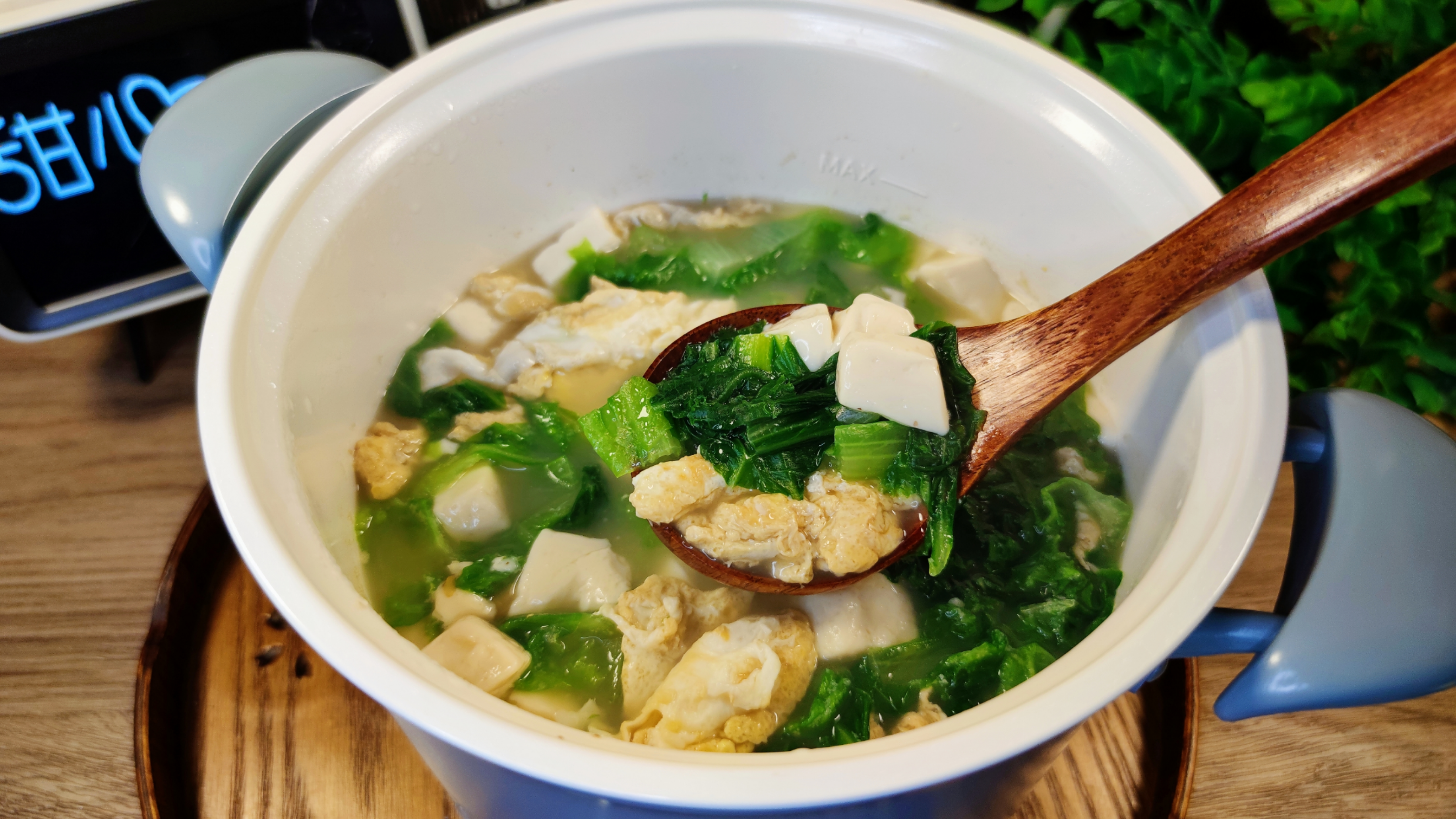 生菜这样吃低卡又饱腹，美味的减脂晚餐生菜豆腐汤，别再饿肚子了