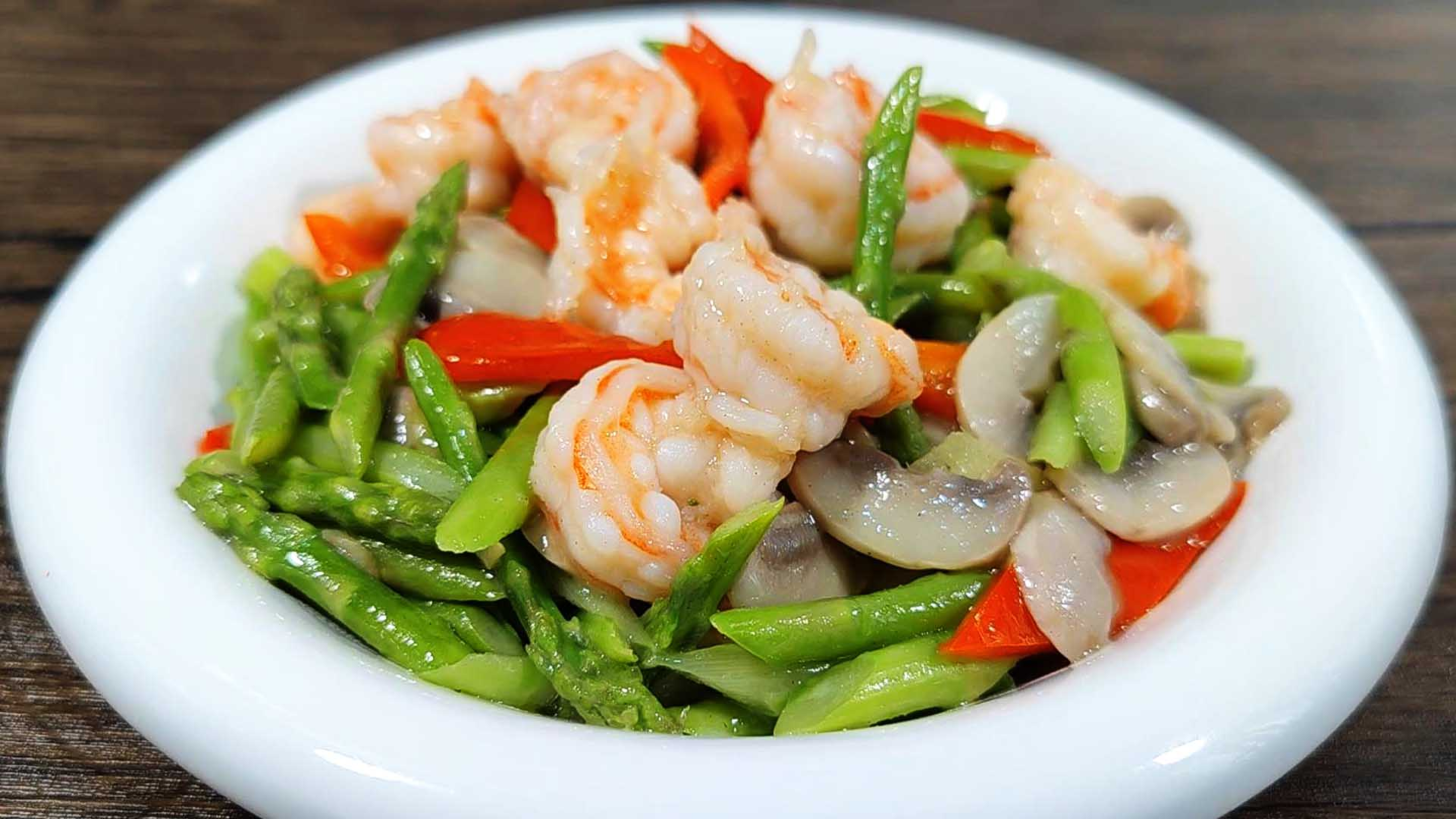 芦笋怎么做好吃？大厨教你正确做法，搭配虾仁蘑菇清脆爽口瘦得快