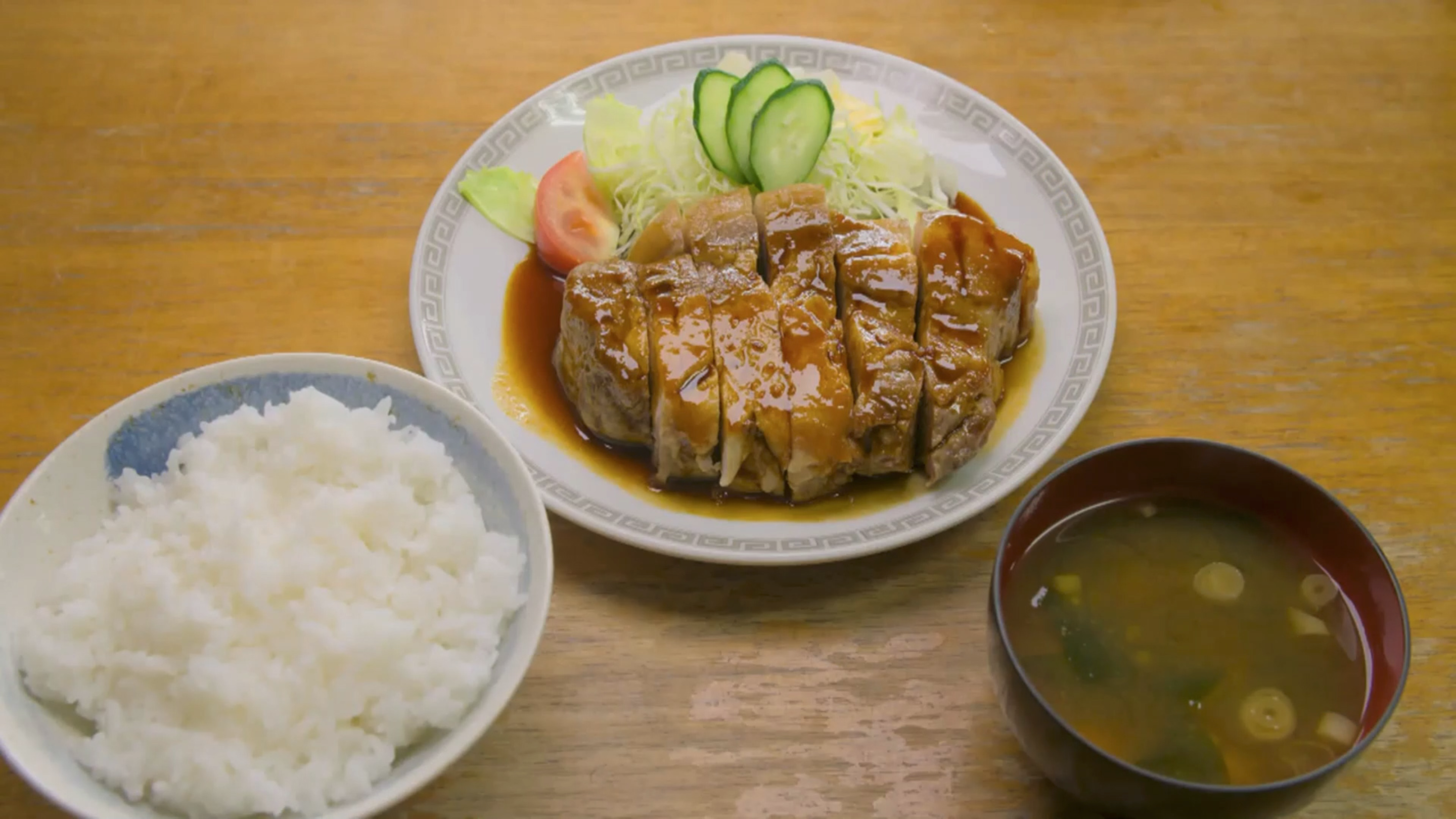 如果给我这样一份猪排饭,我一定很不高兴,因为我能吃两份