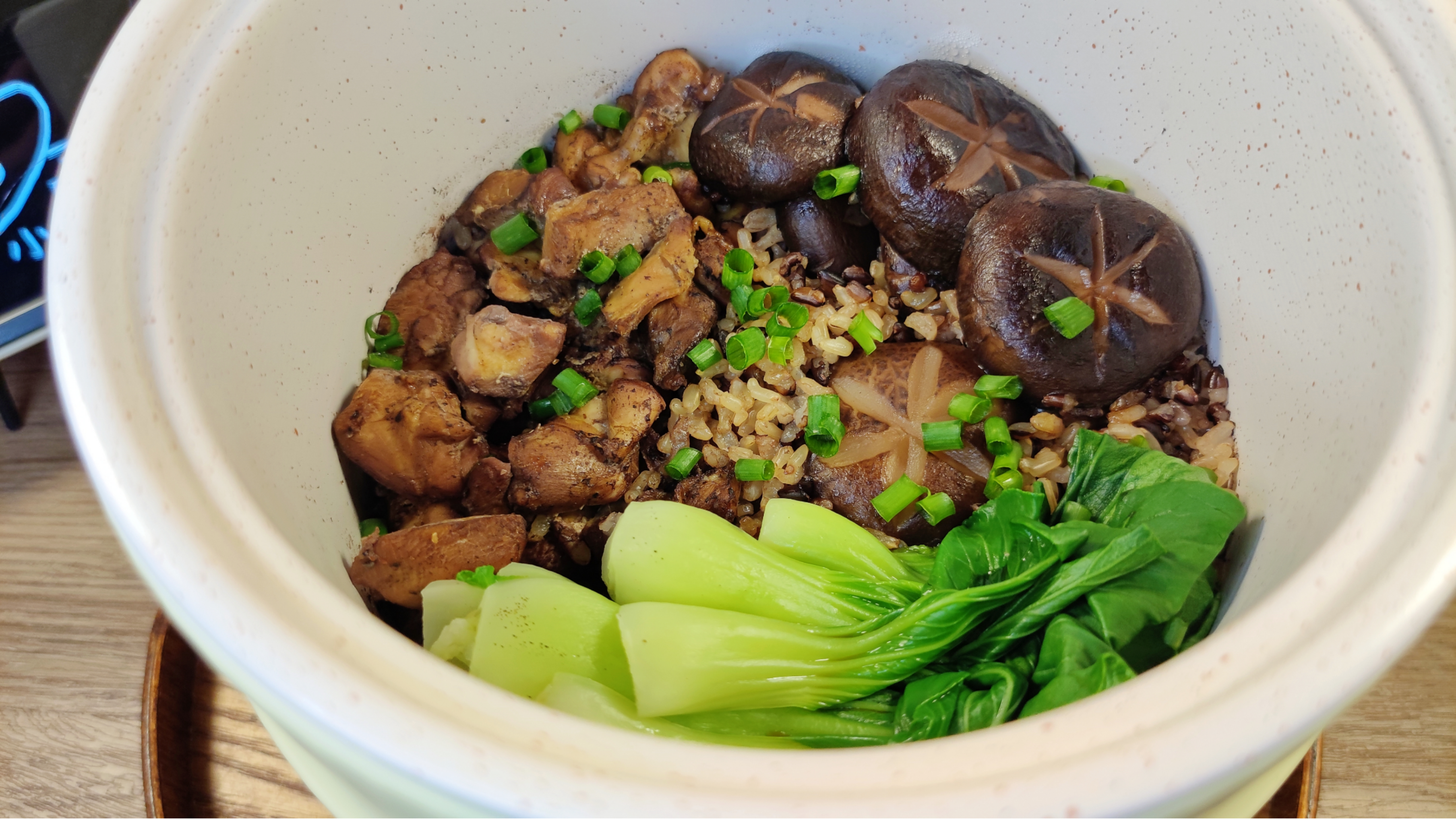 鸡腿糙米煲仔饭这样做真香,无油低卡鲜美入味,减脂期也能放心吃