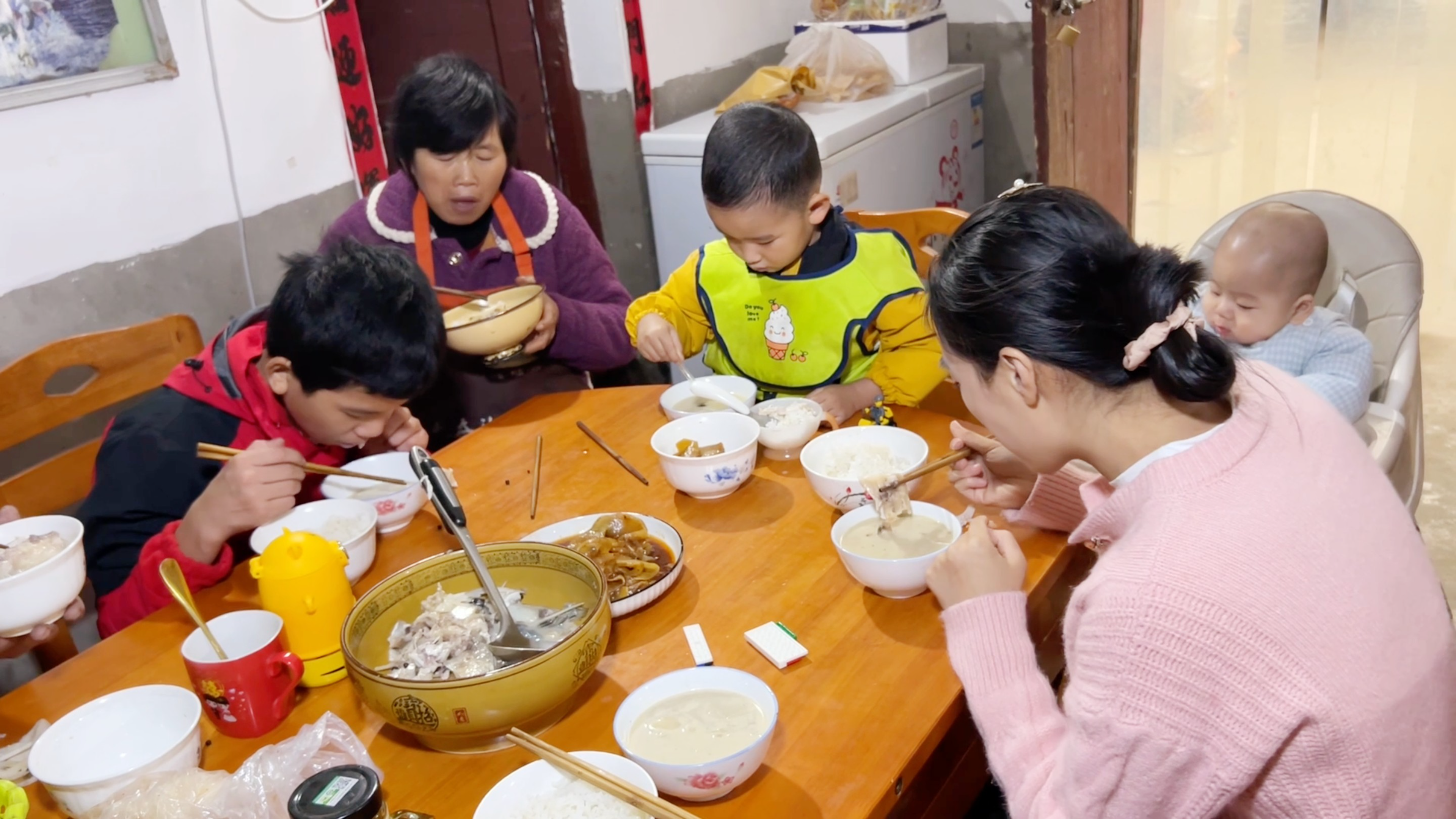 婆婆炖鱼头汤,汤浓肉香得到一家人的喜欢,静静:比炖鱼肉还好喝